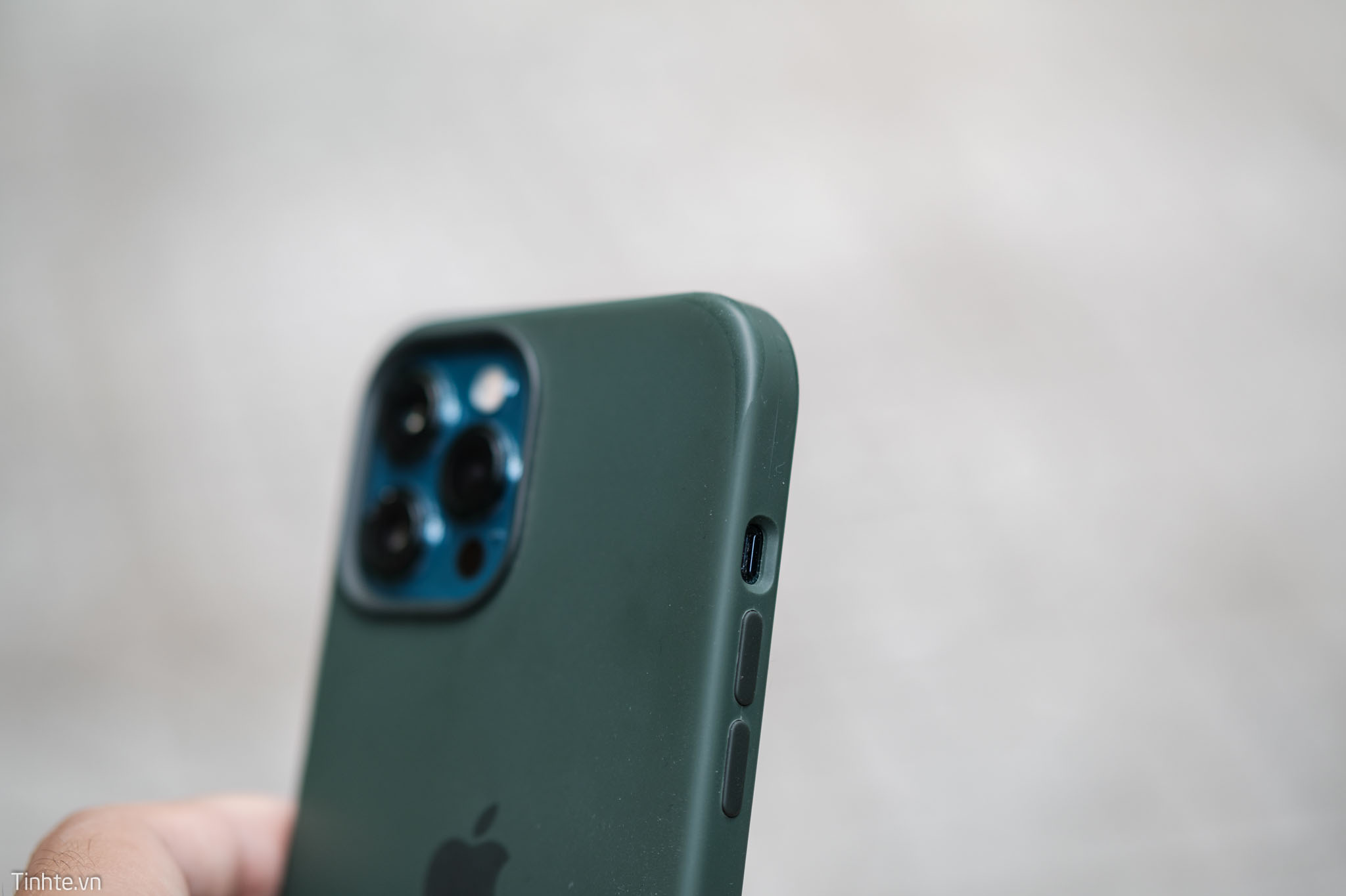 Review ốp lưng silicone Apple dành cho iPhone 12 Pro Max: không xịn như mong đợi