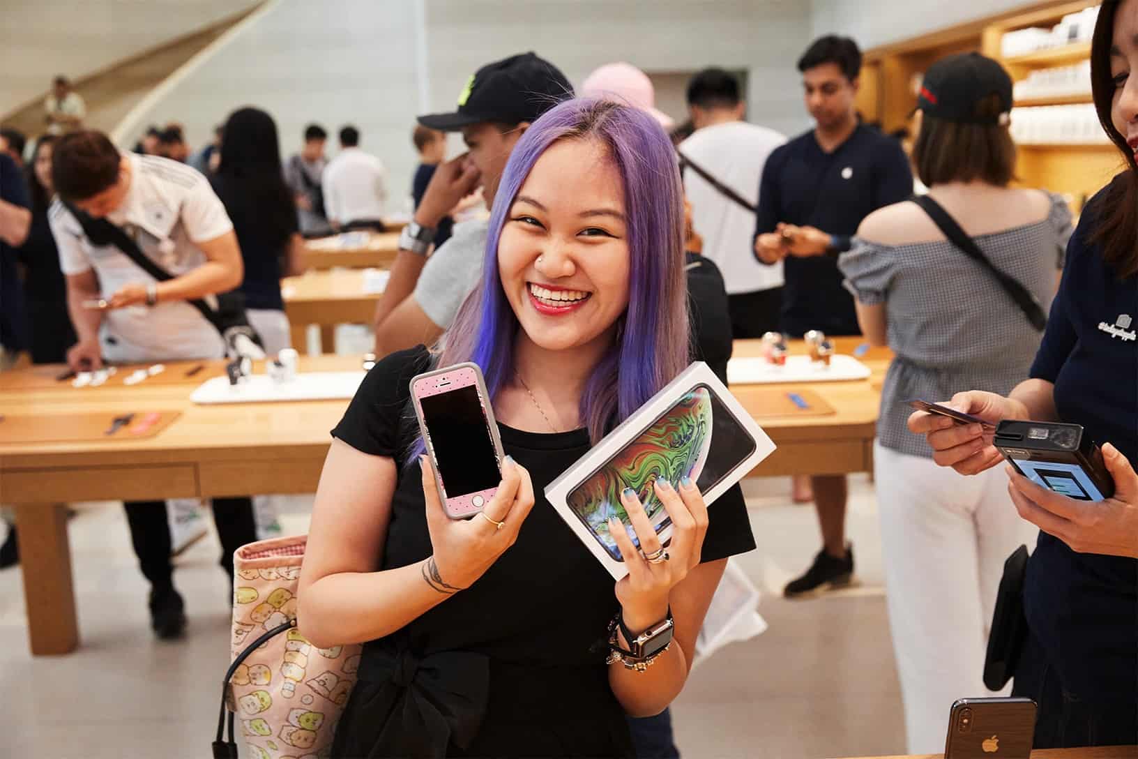 iPhone-Xs-Apple-Watch-Series-4-Availability_OrchardRd-Singapore-iPhoneXS-customer_09202018.jpg