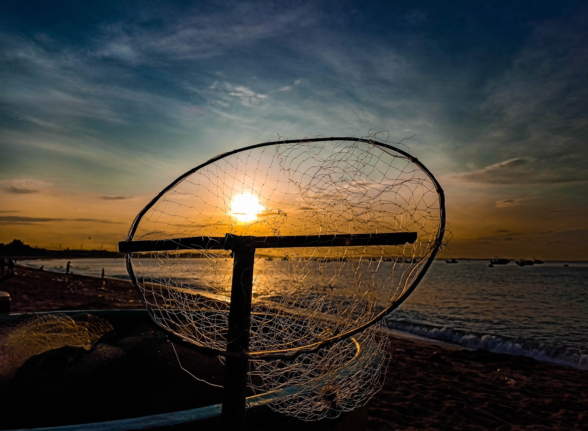 Buổi sáng không có ai thì mặt trời vẫn mọc và cái vợt lưới cước chính ra đang ở ngoài biển đánh...