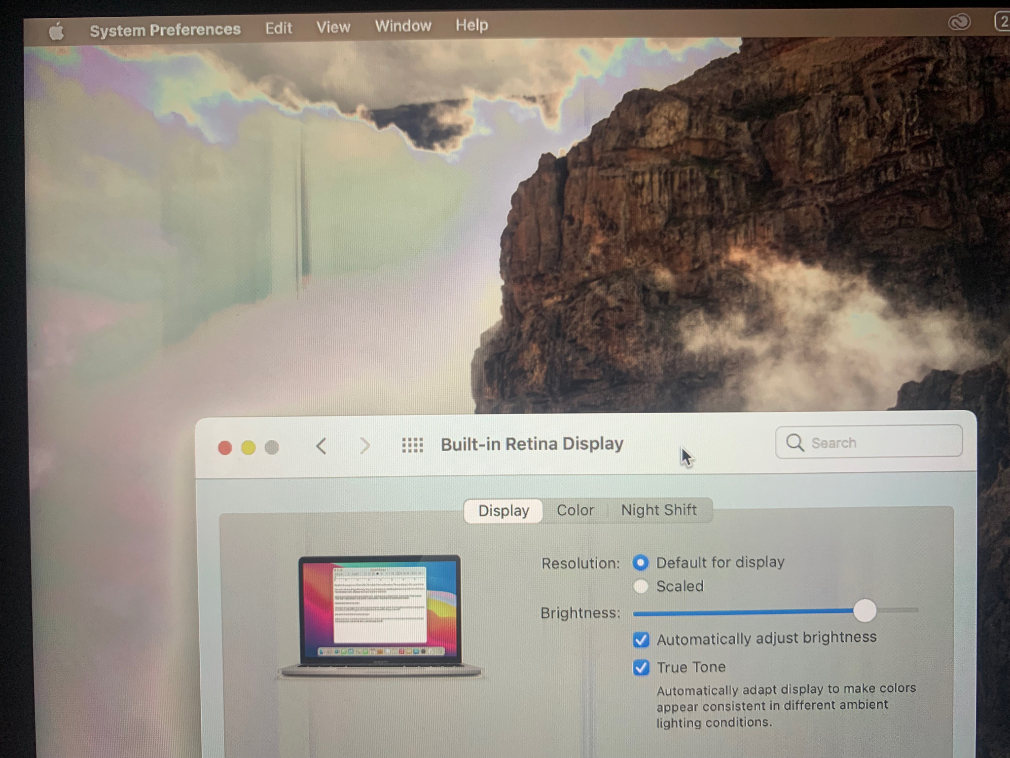 Macbook Pro 13 (2019) của mình nay mở lên bị nhoè màu xanh đỏ vàng tím mà còn hơi giật giật ở màn h