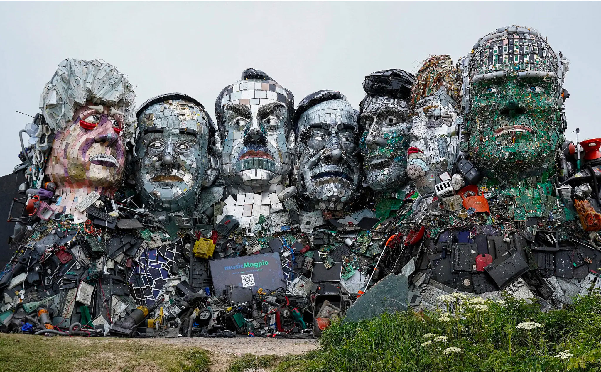 Mount Recyclemore: “Tạc” mặt các nhà lãnh đạo G7 kêu gọi bảo vệ môi trường, giải quyết rác điện tử