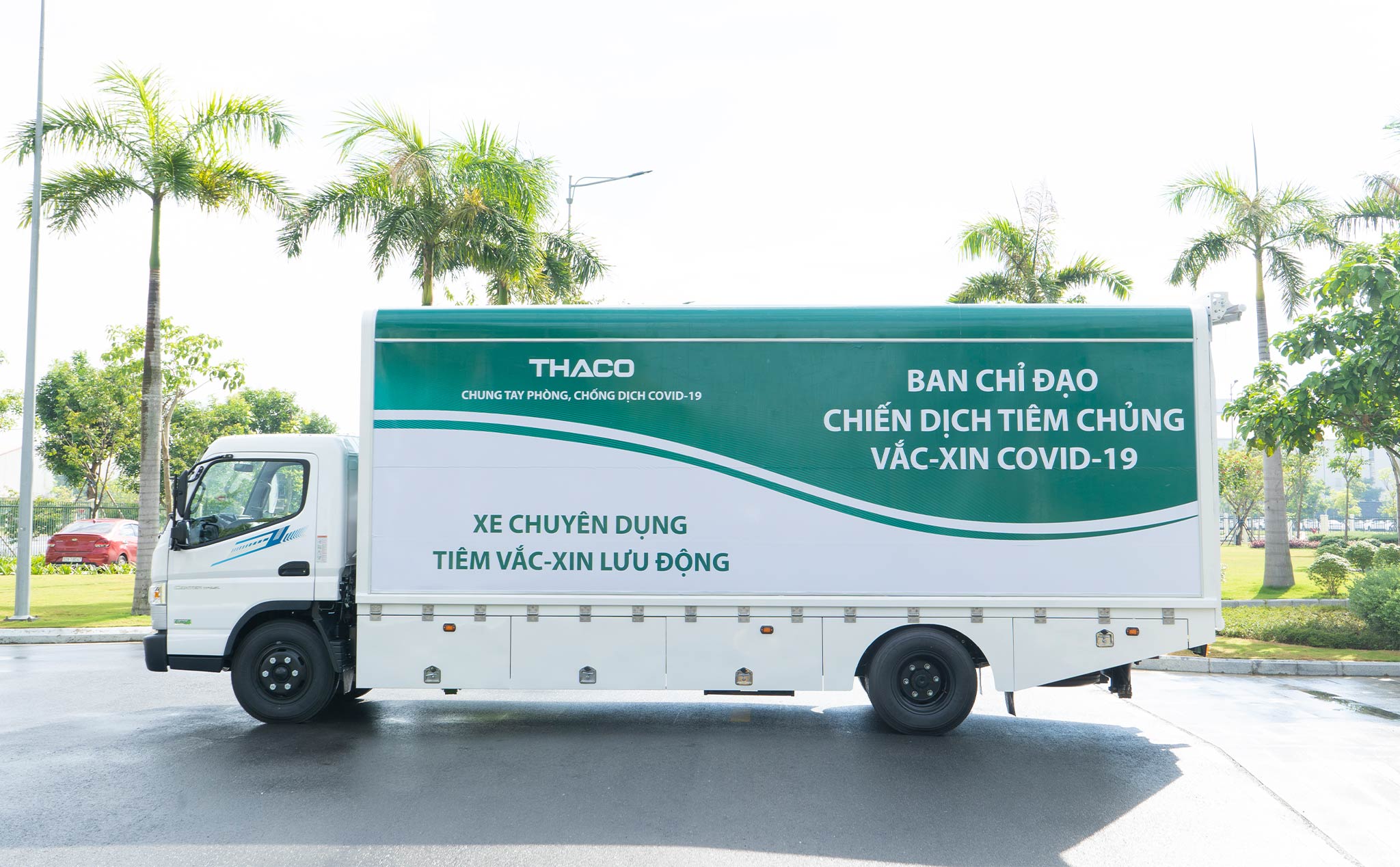 THACO tặng 126 xe chuyên dụng phục vụ vận chuyển & tiêm vắc xin lưu động