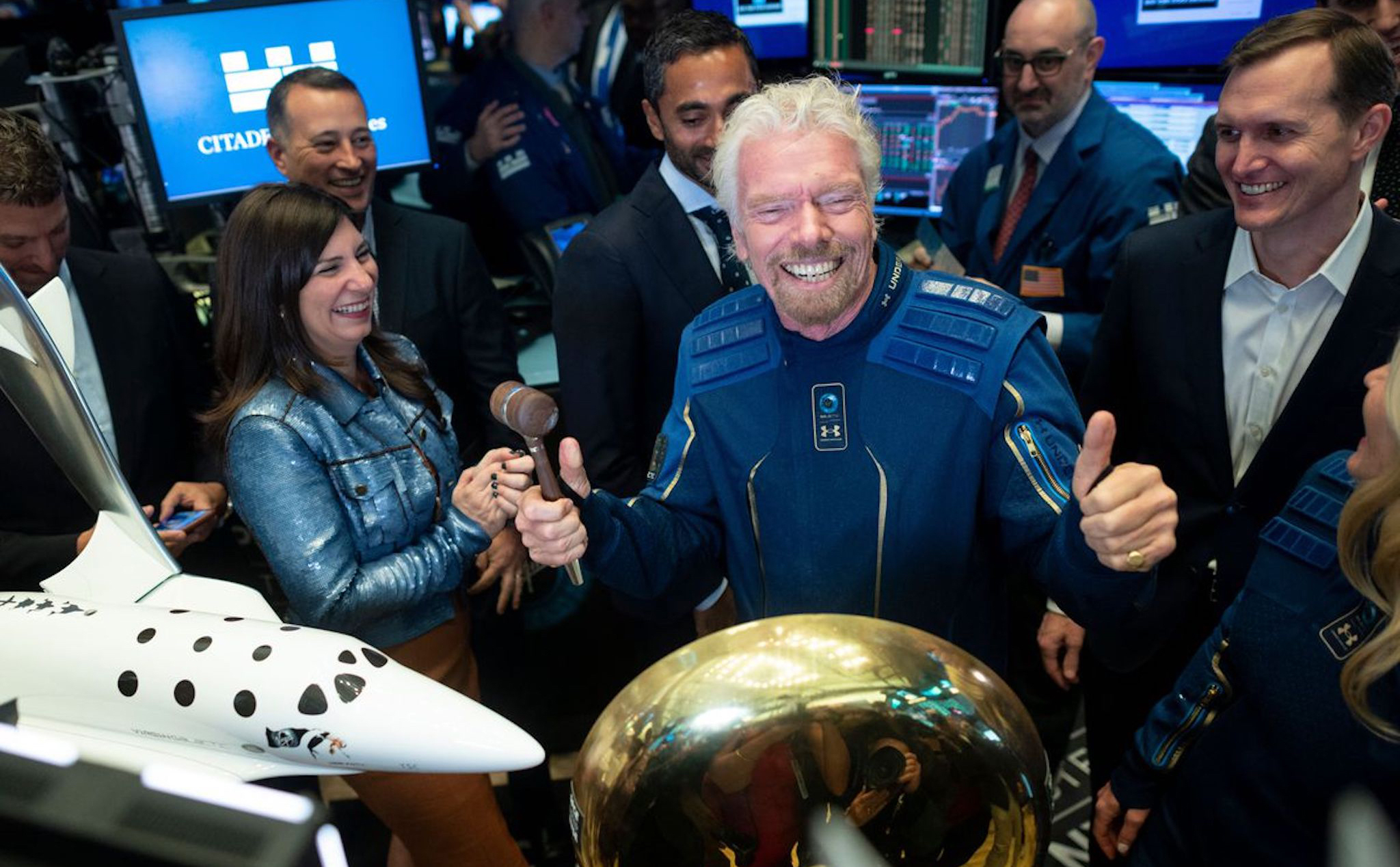 Chỉ một giờ nữa, Richard Branson sẽ trở thành vị tỷ phú đầu tiên bay vào không gian