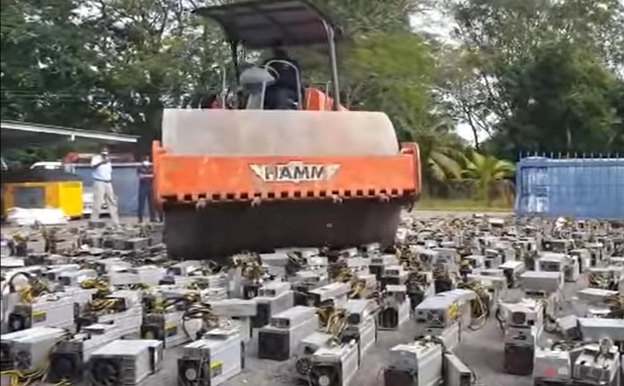 [Video] Malaysia dùng xe lu cán nát hơn 1000 chiếc máy đào Bitcoin