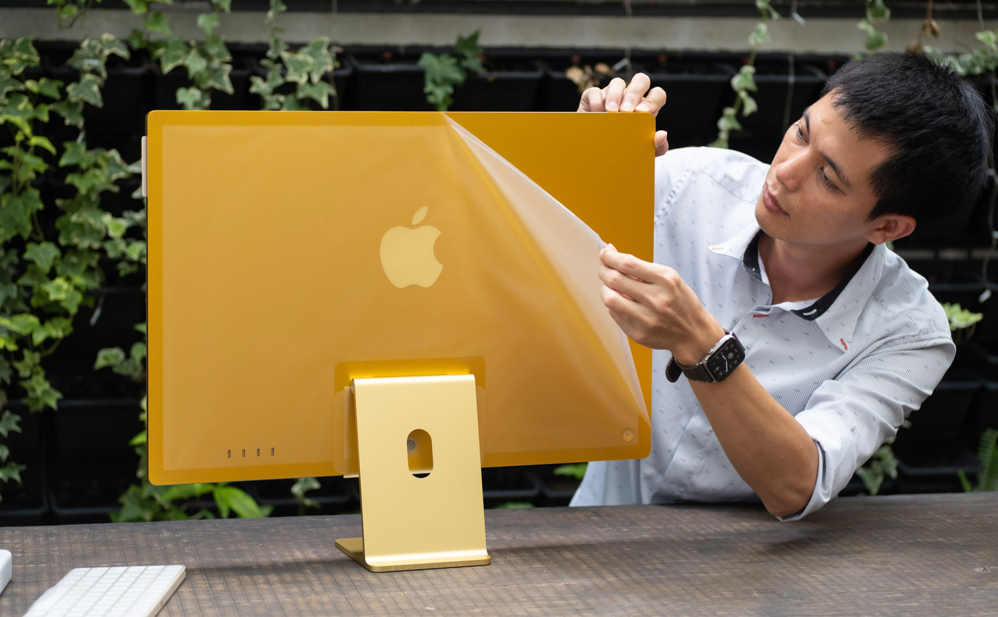 Mở hộp iMac M1 option 16GB RAM chính hãng màu "vàng lư hương"
