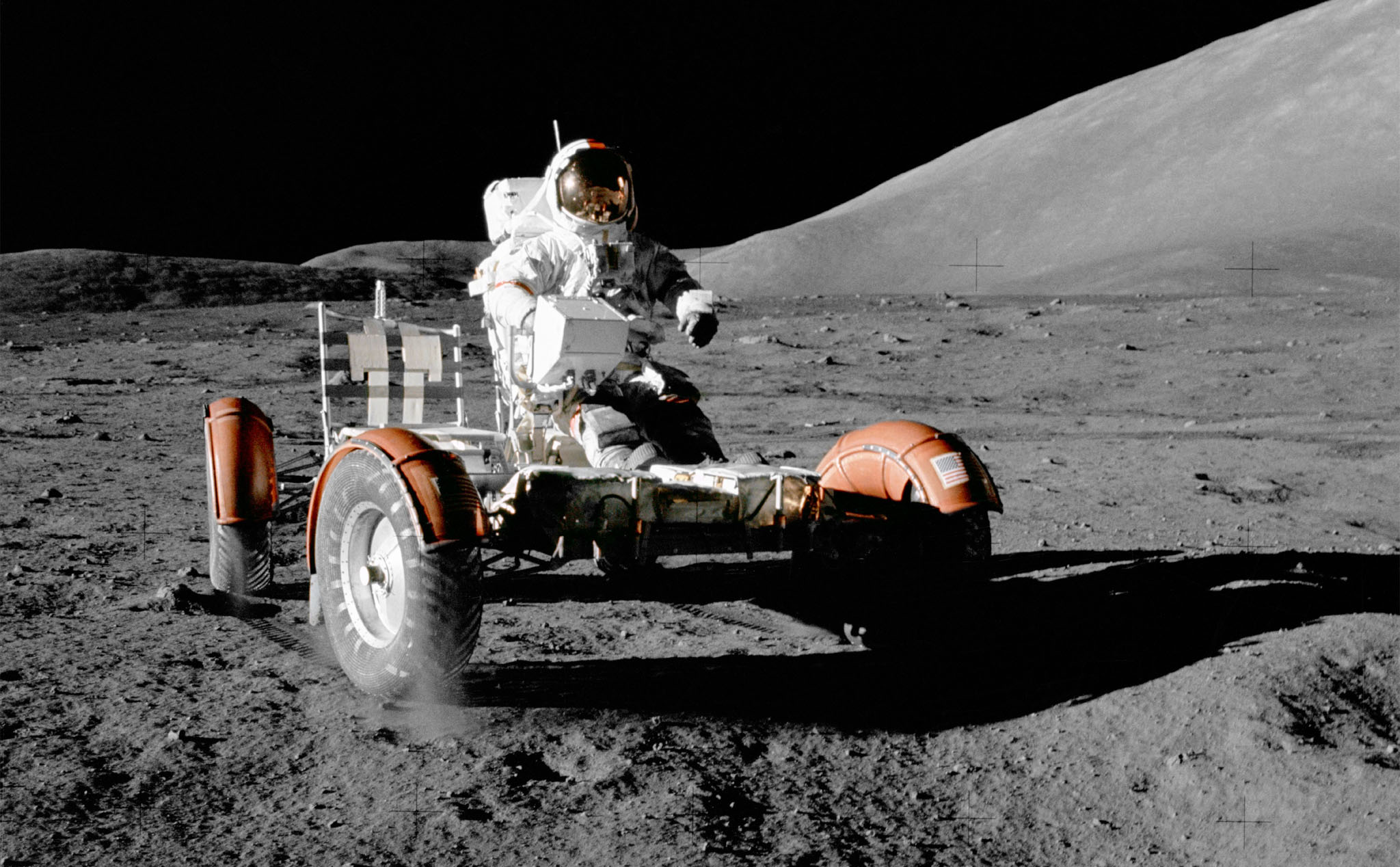 Ngày này 50 năm trước, lần đầu tiên con người lái ô tô trên mặt trăng