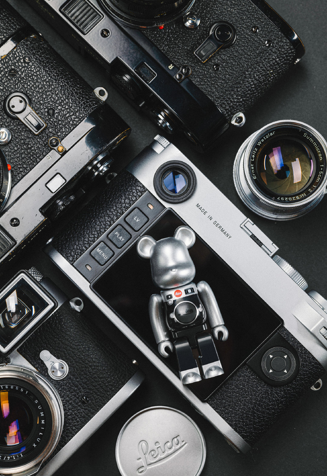 Bạn là một người yêu thích nhiếp ảnh, đặc biệt là máy Leica? Hãy ghé qua và chiêm ngưỡng ngay bộ sưu tập be@rbrick leica, nơi mà những chú gấu bearbrick được trang trí theo phong cách của máy ảnh Leica đẳng cấp.