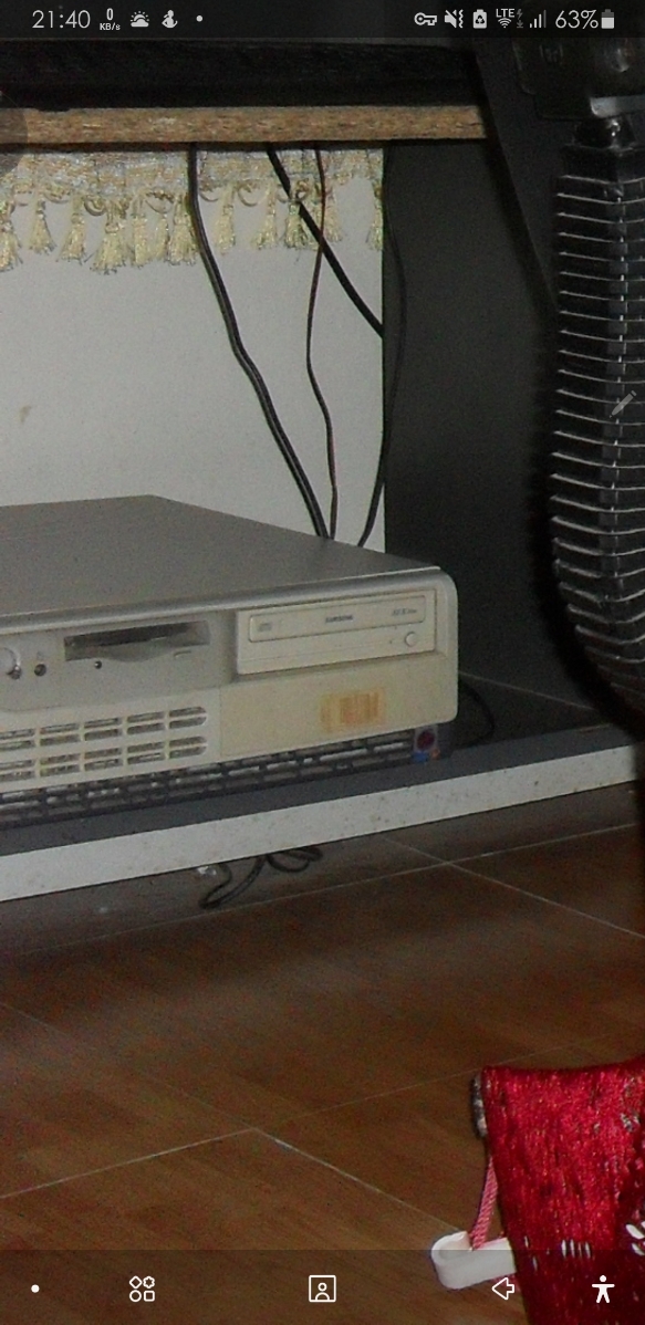 Cái hp này cực cổ nha. Có đĩa mềm :floppy_disk: có cd và tem Pentium 4 nha. M vứt từ 10 năm trc rồi