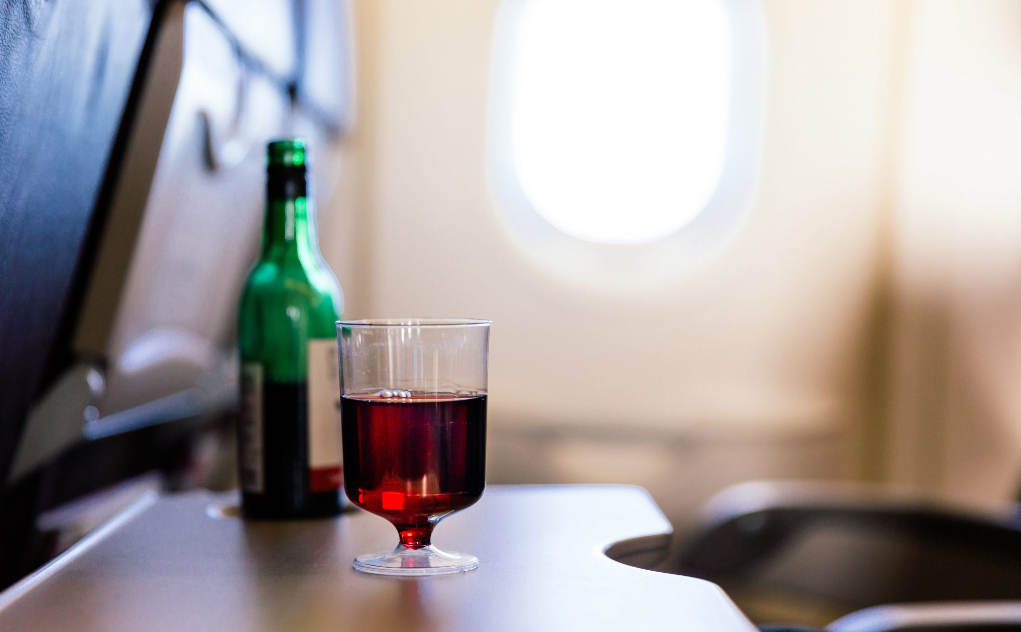 Hãng bay American Airlines gia hạn quy định không phục vụ rượu cho đến đầu năm 2022