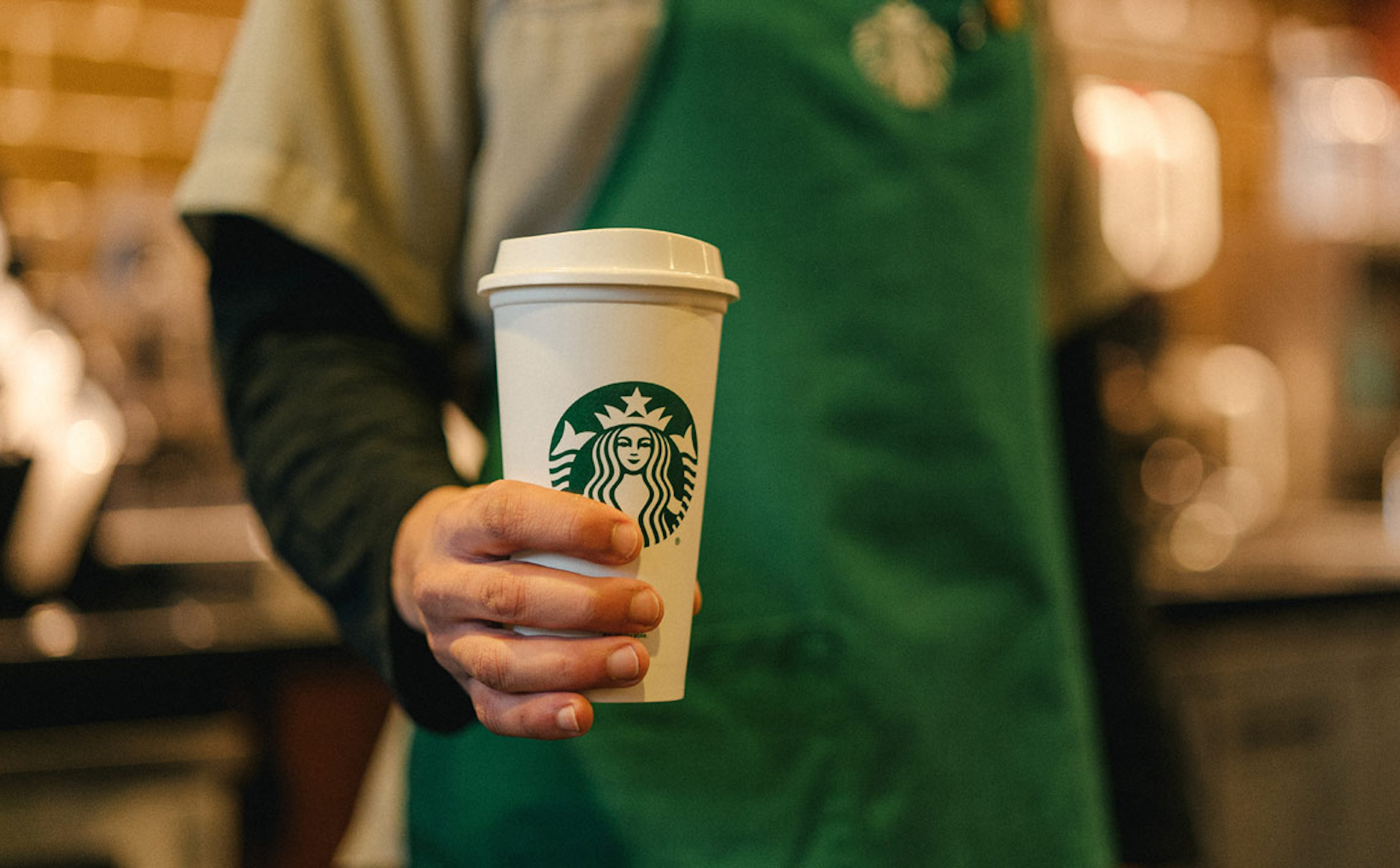 Starbucks bị kiện vì đưa nhầm đồ uống quá nóng, khiến khách hàng bị bỏng cấp độ 1,2