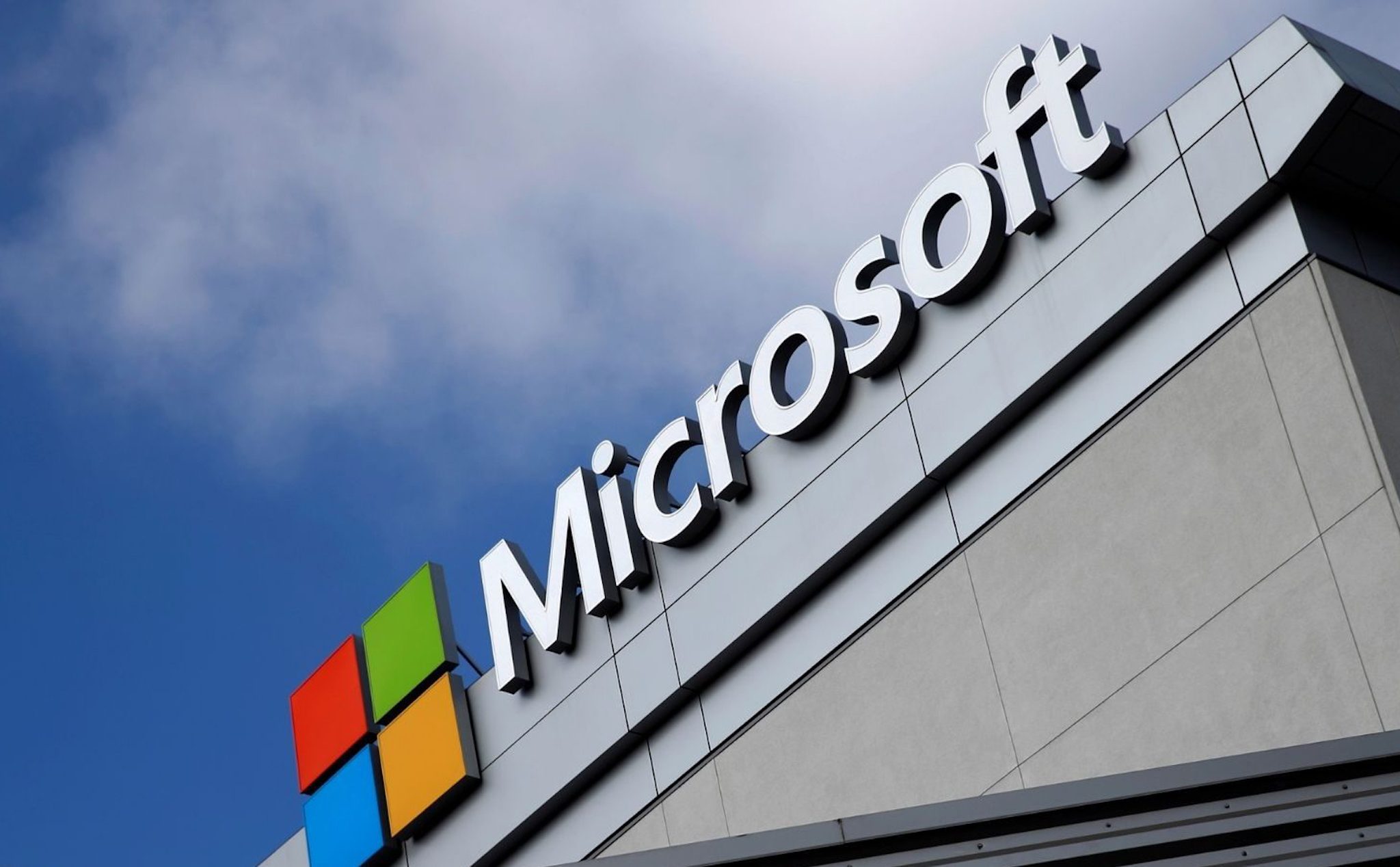 Microsoft gửi email cảnh báo đến hàng nghìn khách hàng về sự cố lỗ hổng cơ sở dữ liệu