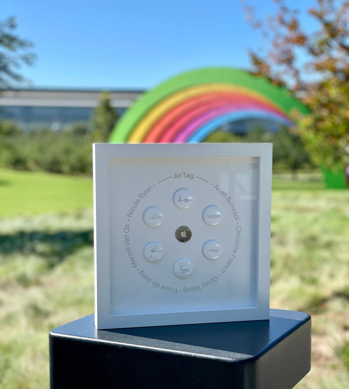 Nhân viên Apple chia sẻ món quà thử thách “Close Your Rings” năm 2021, mà các nhà thiết kế AirTag...