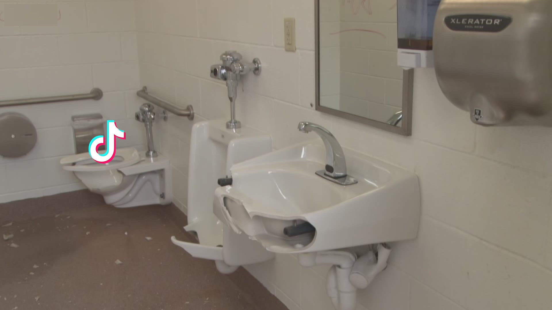 Nhiều trường học ở Mỹ khóa cửa nhà vệ sinh vì trend trên Tiktok là phá