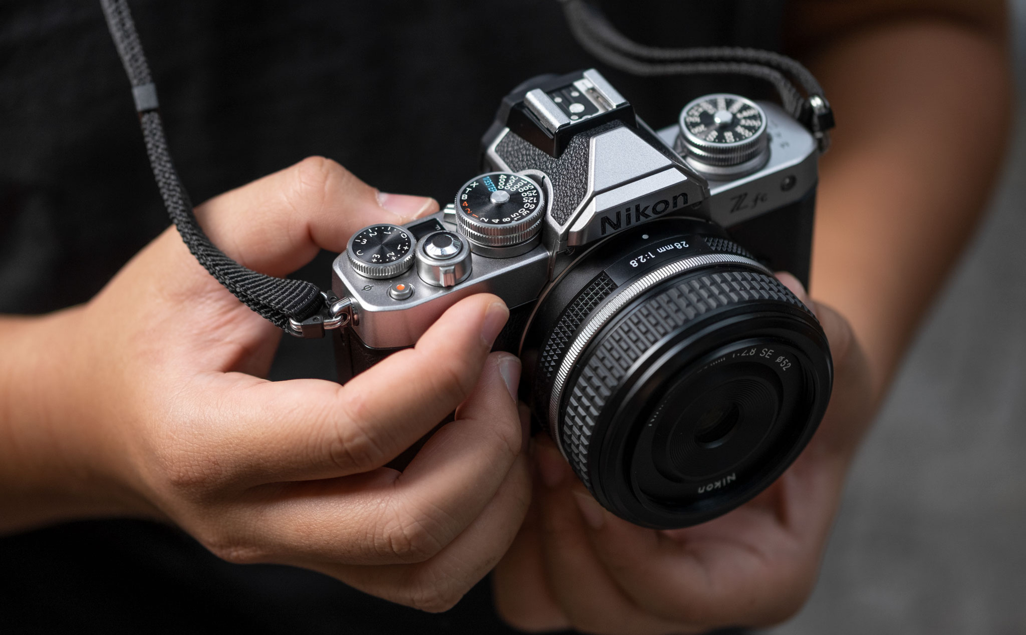 Trên tay máy ảnh Nikon Zfc: ngoại hình hoài cổ, nhỏ gọn, trọng lượng nhẹ giá từ 23.500.000VNĐ