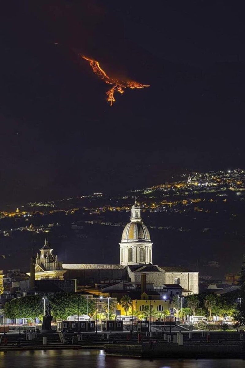 Núi lửa Etna phun trào trên đảo Sicily, Italia tạo thành hình con chim phượng hoàng. Cách đây chưa