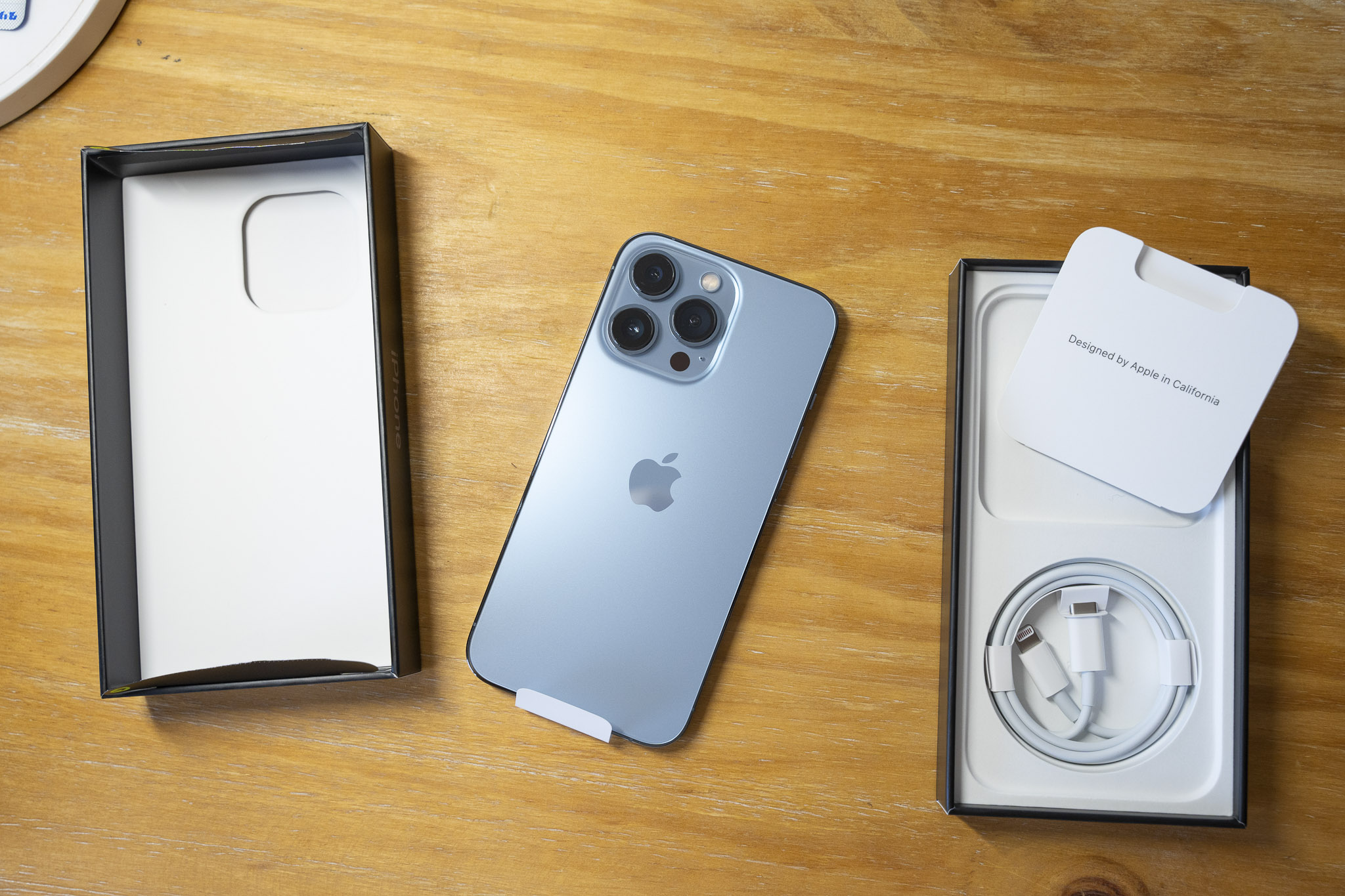 Khui hộp: Việc khui hộp sản phẩm mới là một trải nghiệm hào hứng đối với mọi người, đặc biệt là khi đó là iPhone 13 Pro Max. Hình ảnh liên quan có thể cho bạn cái nhìn chân thật và tình cảm hơn về việc khui hộp và khám phá toàn bộ nội dung bên trong.