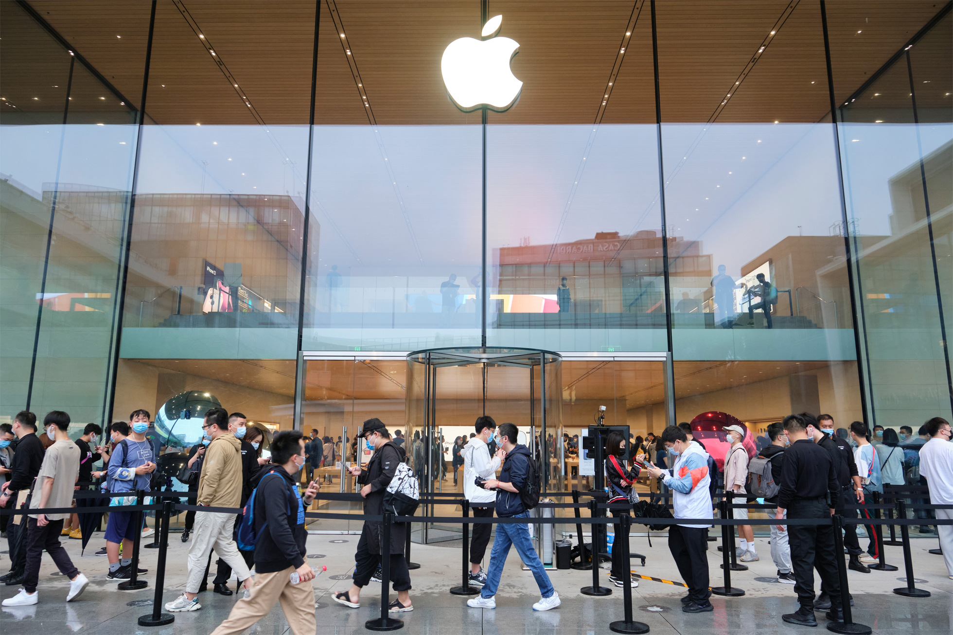 Apple_iPhone-iPad-Availability_Beijing-Store-Exterior_09242021.jpg