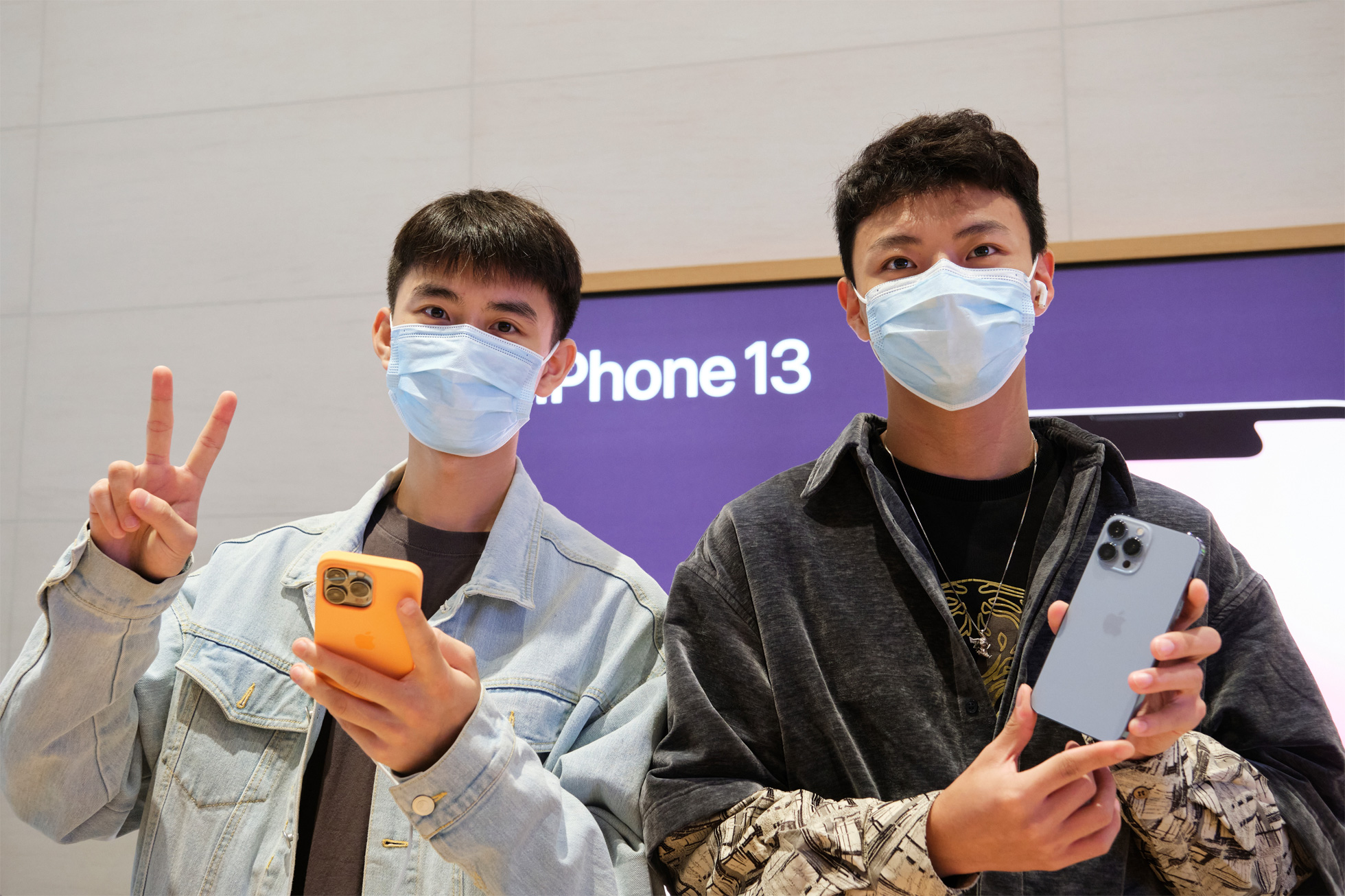 Apple_iPhone-iPad-Availability_Beijing-Customers-iPhone-13-Pro_09242021.jpg