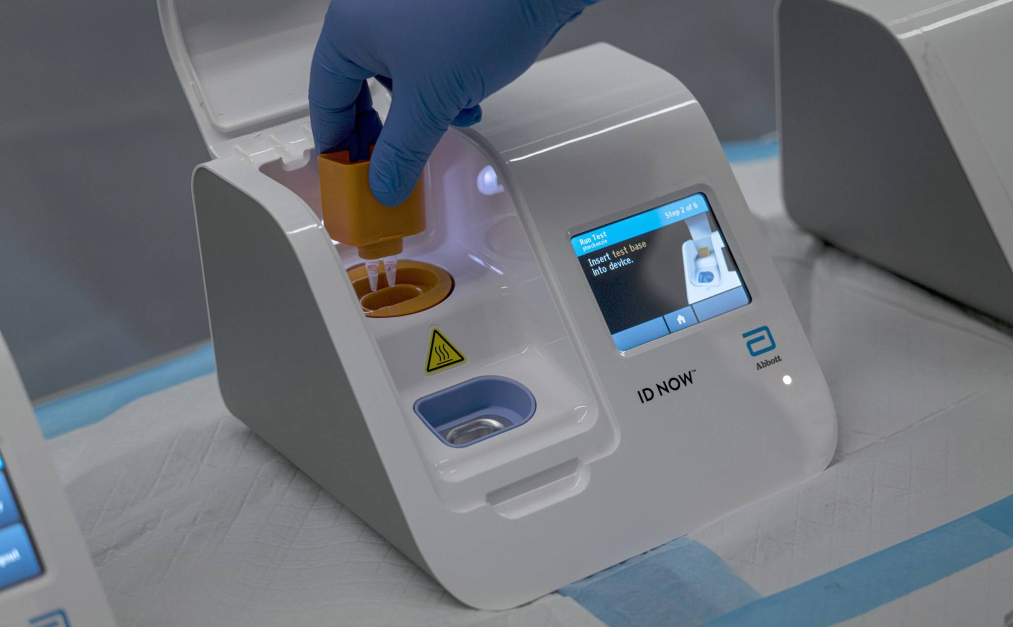 Nikkei: Trung Quốc đã đặt hàng nhiều máy test PCR trước khi xác nhận ca COVID đầu tiên