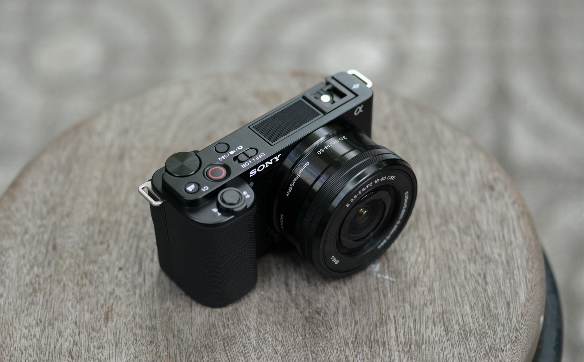 Trên tay Sony ZV-E10 - chiếc máy ảnh dành riêng cho người dùng quay phim
