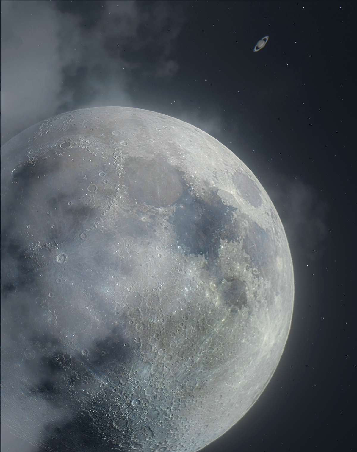 Mặt trăng và Sao Thổ cùng trong một khung hình