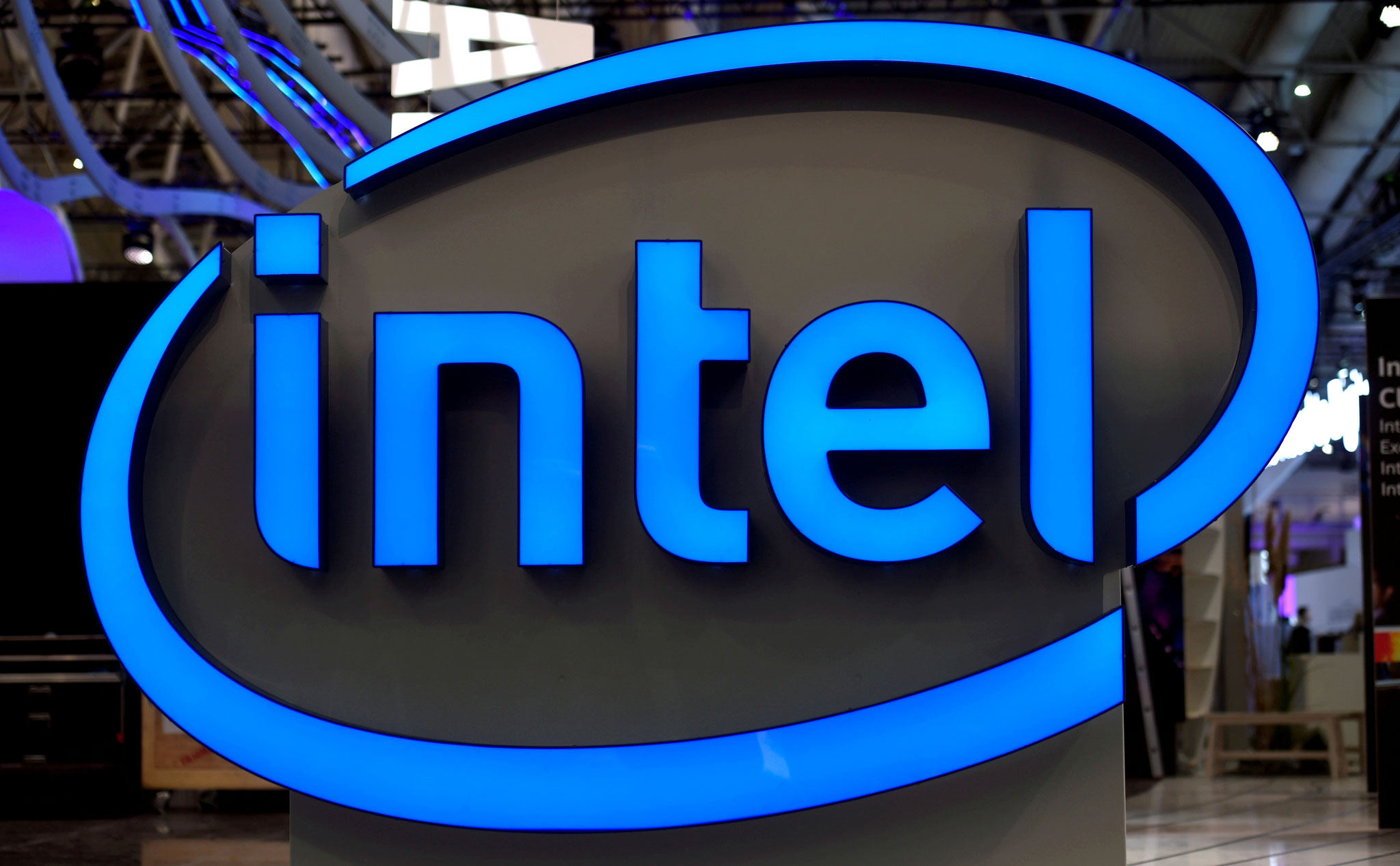 Reuters: Ý đang đàm phán với Intel để xây dựng nhà máy sản xuất chip