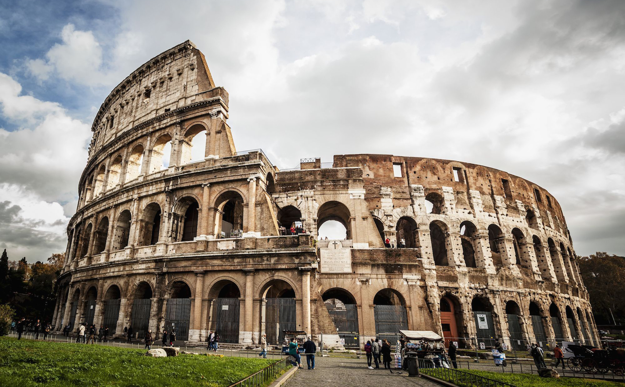 Du khách Mỹ bị phạt hơn 20 triệu đồng vì uống bia trong Đấu trường La Mã