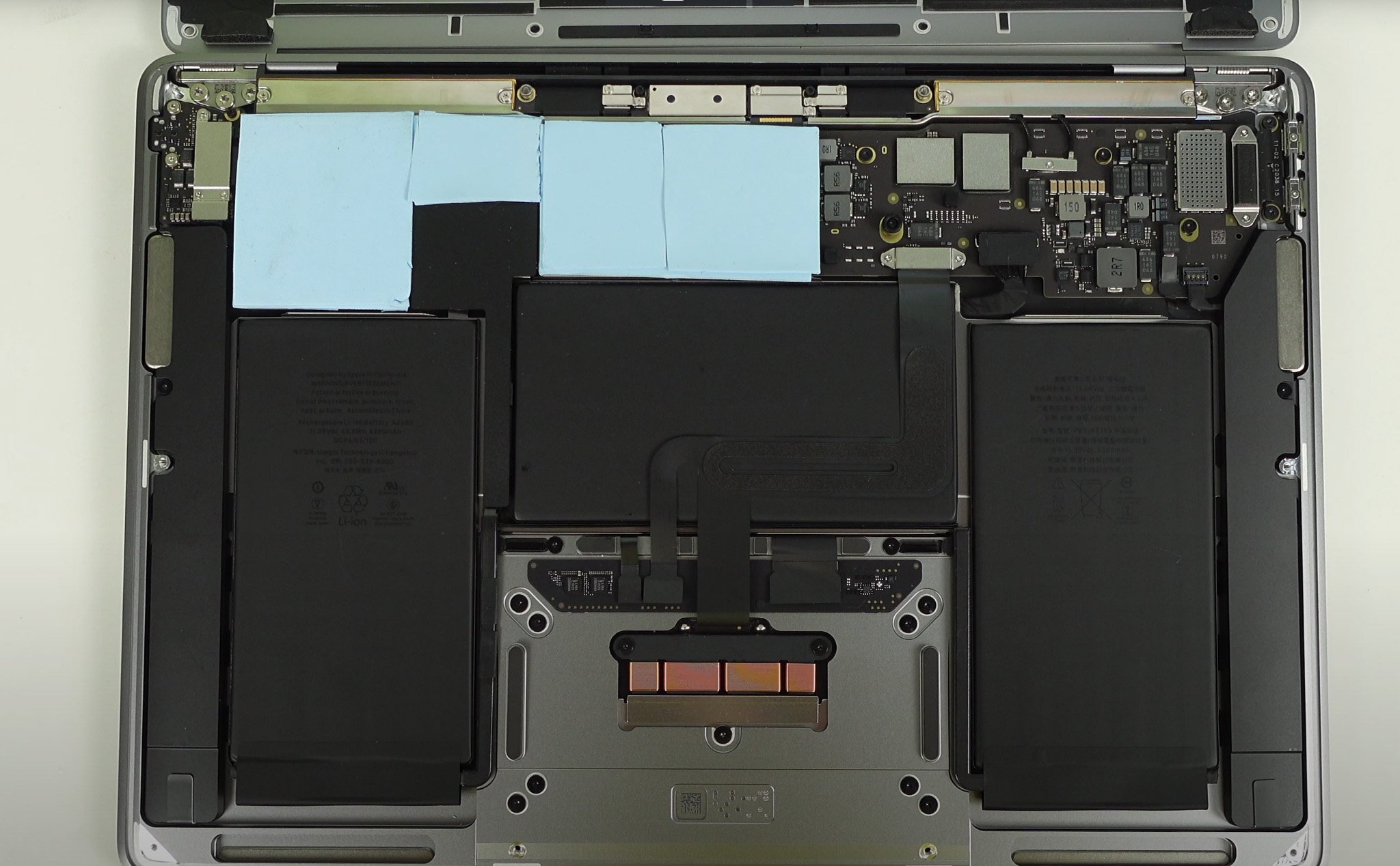 Modder biến MacBook Air M1 mạnh gần bằng MacBook Pro chỉ bằng vài tấm dán tản nhiệt