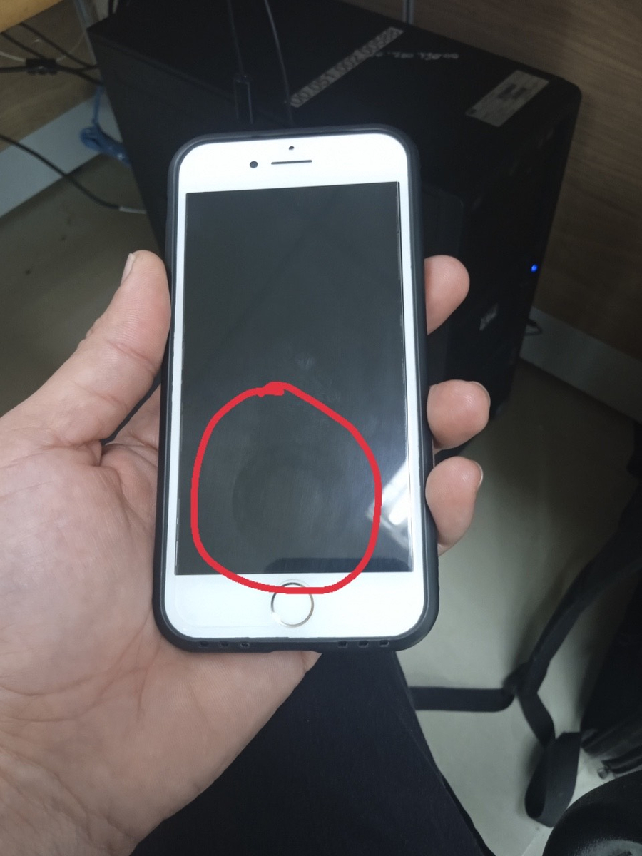 Cái iphone của em mới mua lại, lúc mở màn hình đen nhìn nghiêng nó có 2 cái hình tròn như vậy là...
