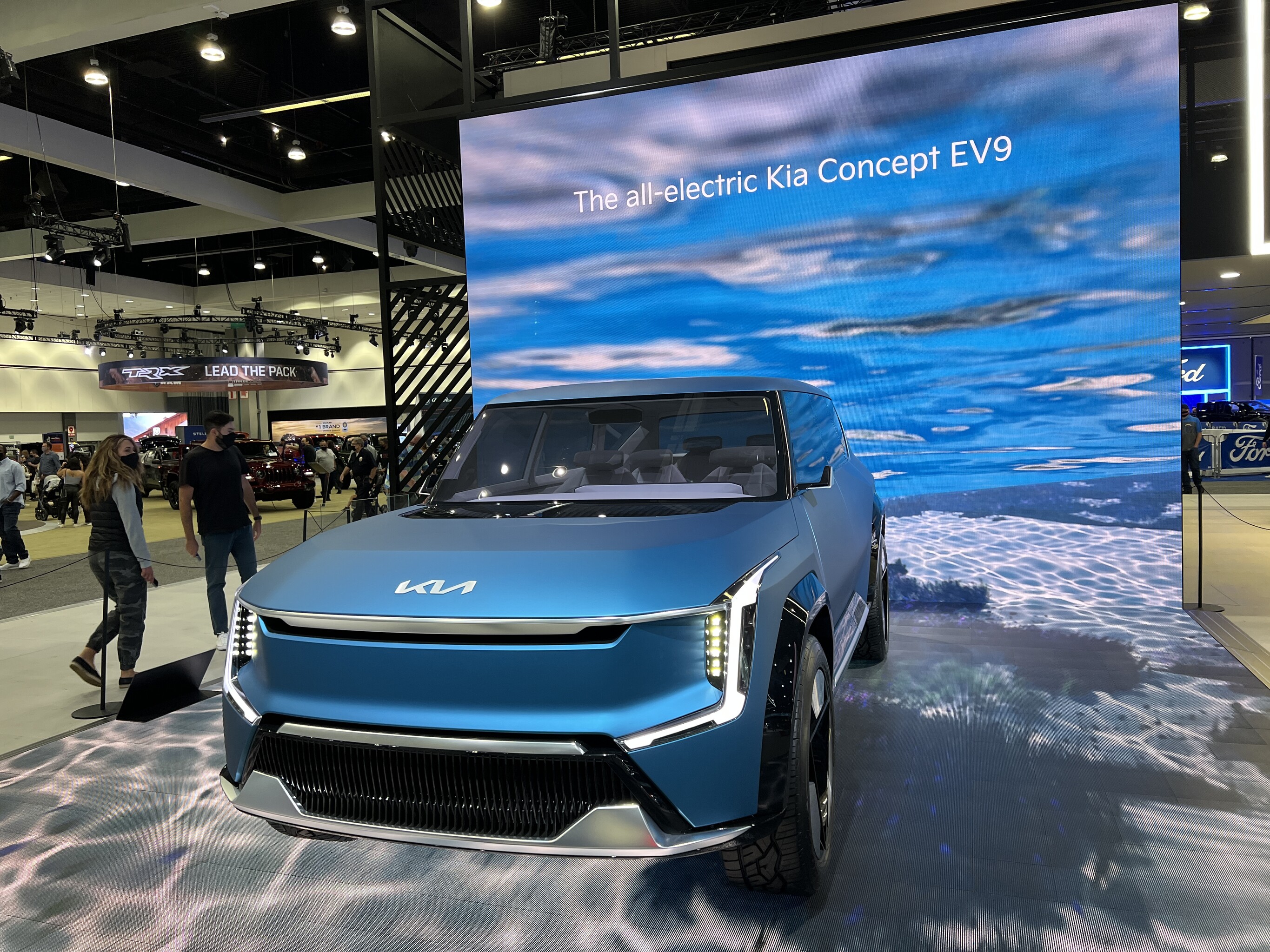 Đến triển lãm xe Autoshow 2021 ở Los Angeles để thấy tương lai của ngành công nghiệp xe hơi.