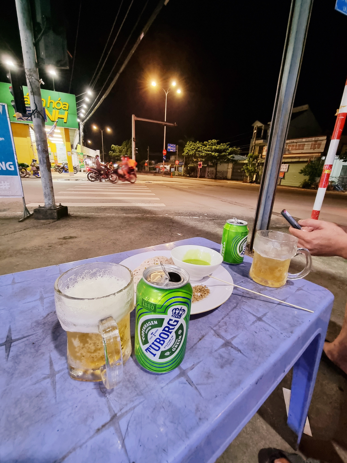 Hôm nay mình xin rì viu bia này nhen. Vị của nó nằm giữa Sài Gòn và Tiger ... cũng dễ uống ......