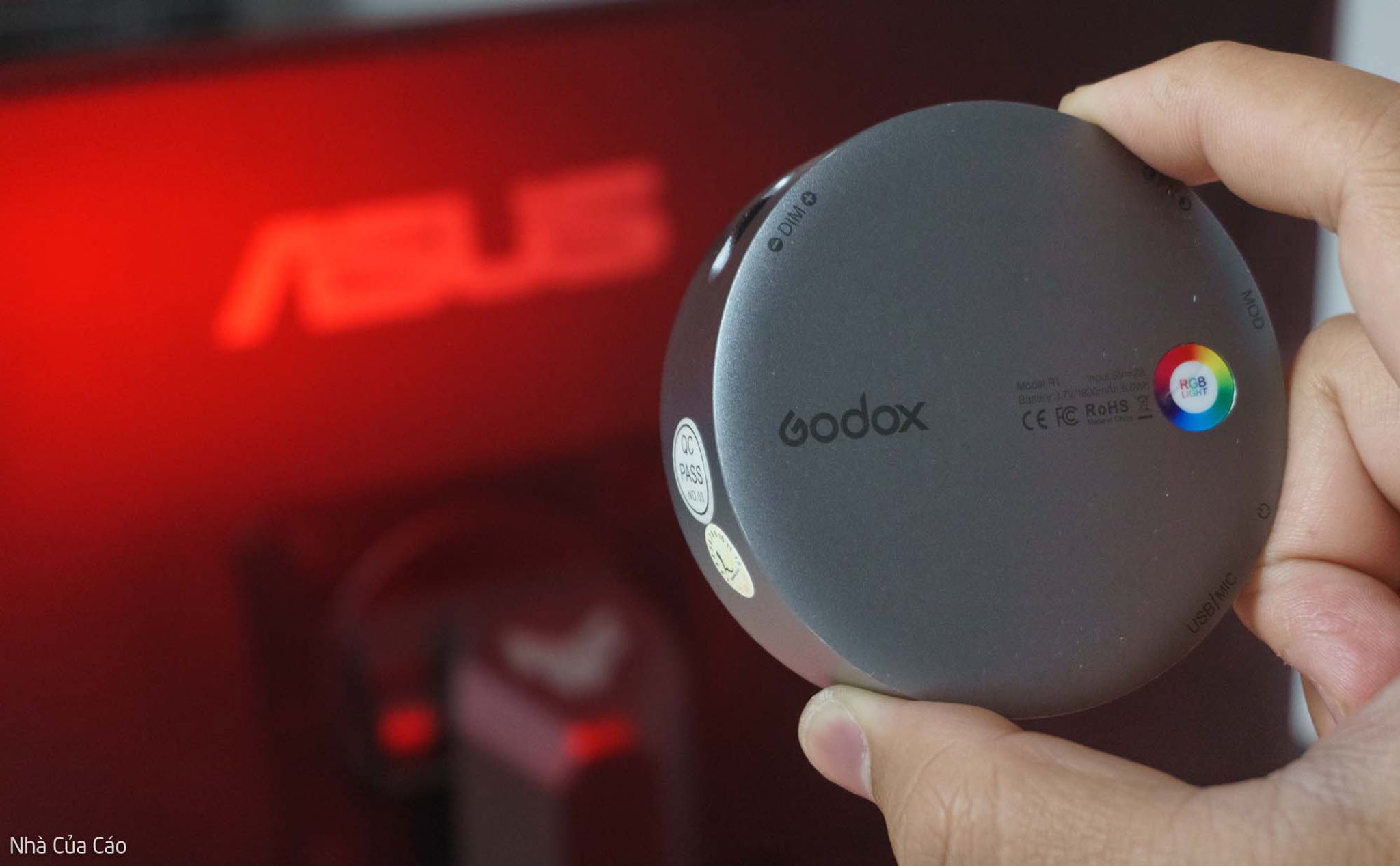 Trên tay nhanh Godox R1: đèn LED mini đa dụng, cơ chế hít nam châm ở mặt lưng
