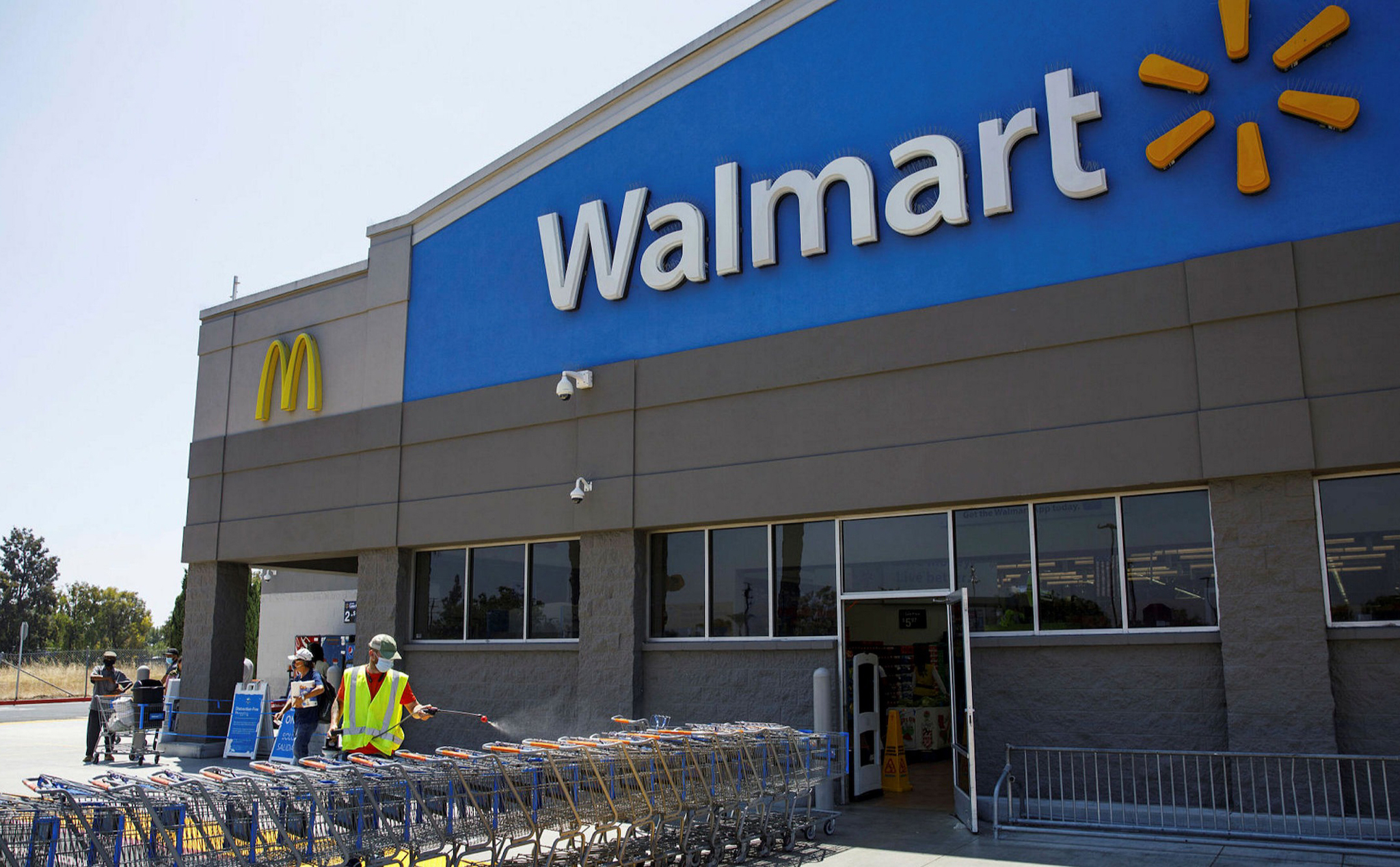 Giẫm phải đinh gỉ sét, Walmart phải đền bù 10 triệu USD cho khách hàng