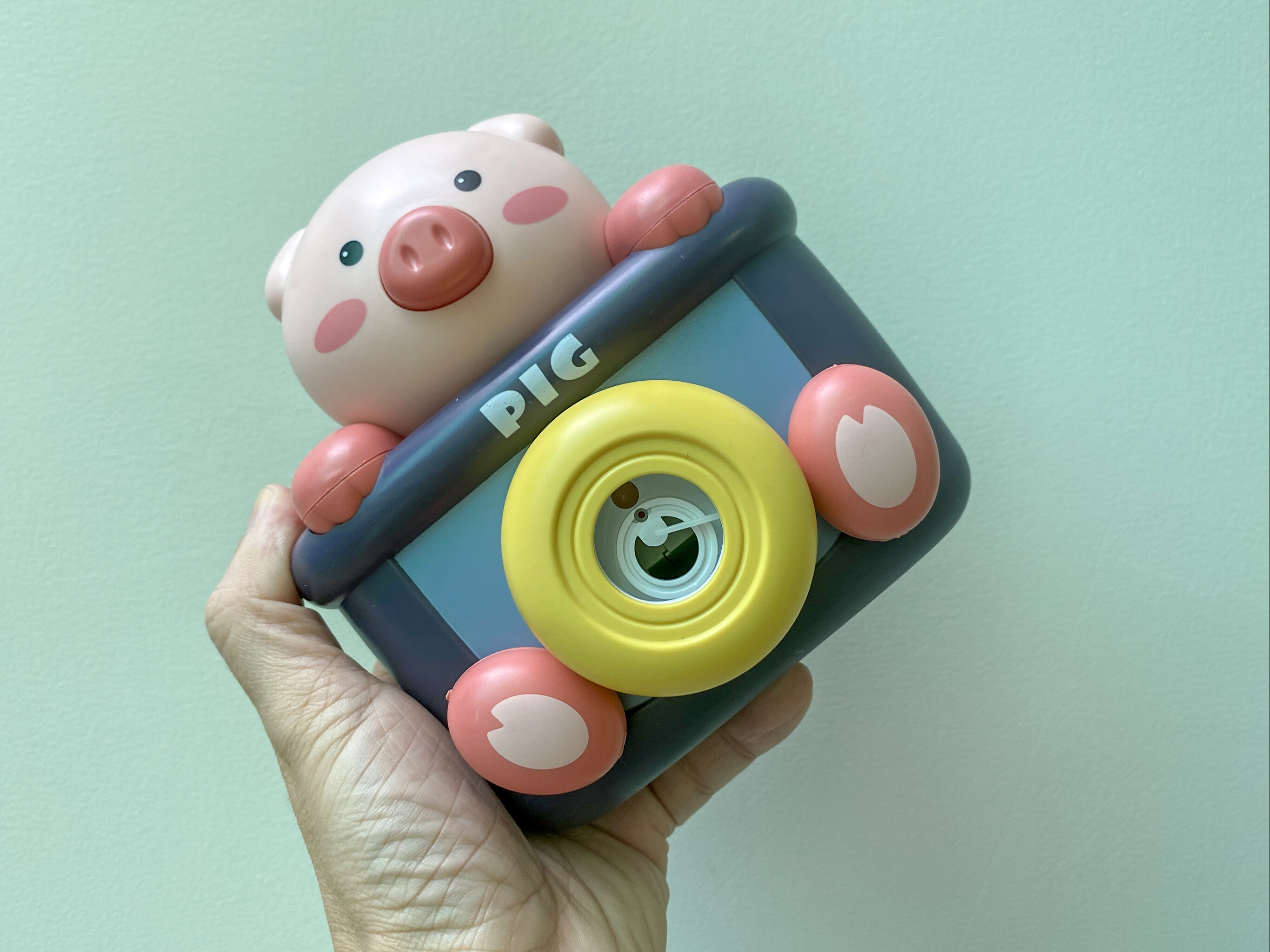 Đồ chơi thổi bong bóng tự động với thiết kế giống như máy ảnh rất dễ