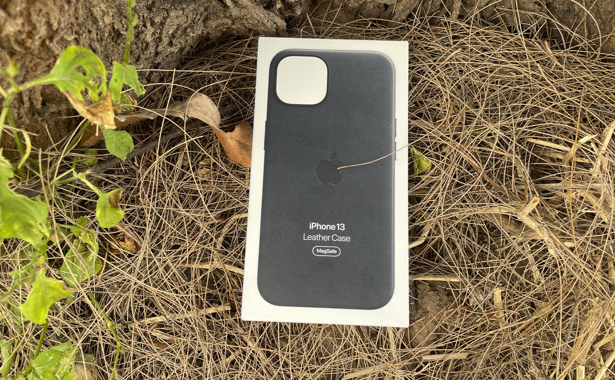 Trên tay ốp da (leather case) chính hãng Apple cho iPhone 13