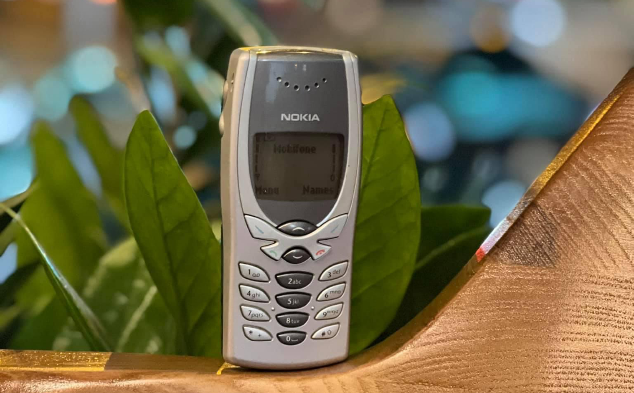 Giới thiệu quà Hồ Ngọc tặng TTBC21: Điện thoại cổ Nokia 8250