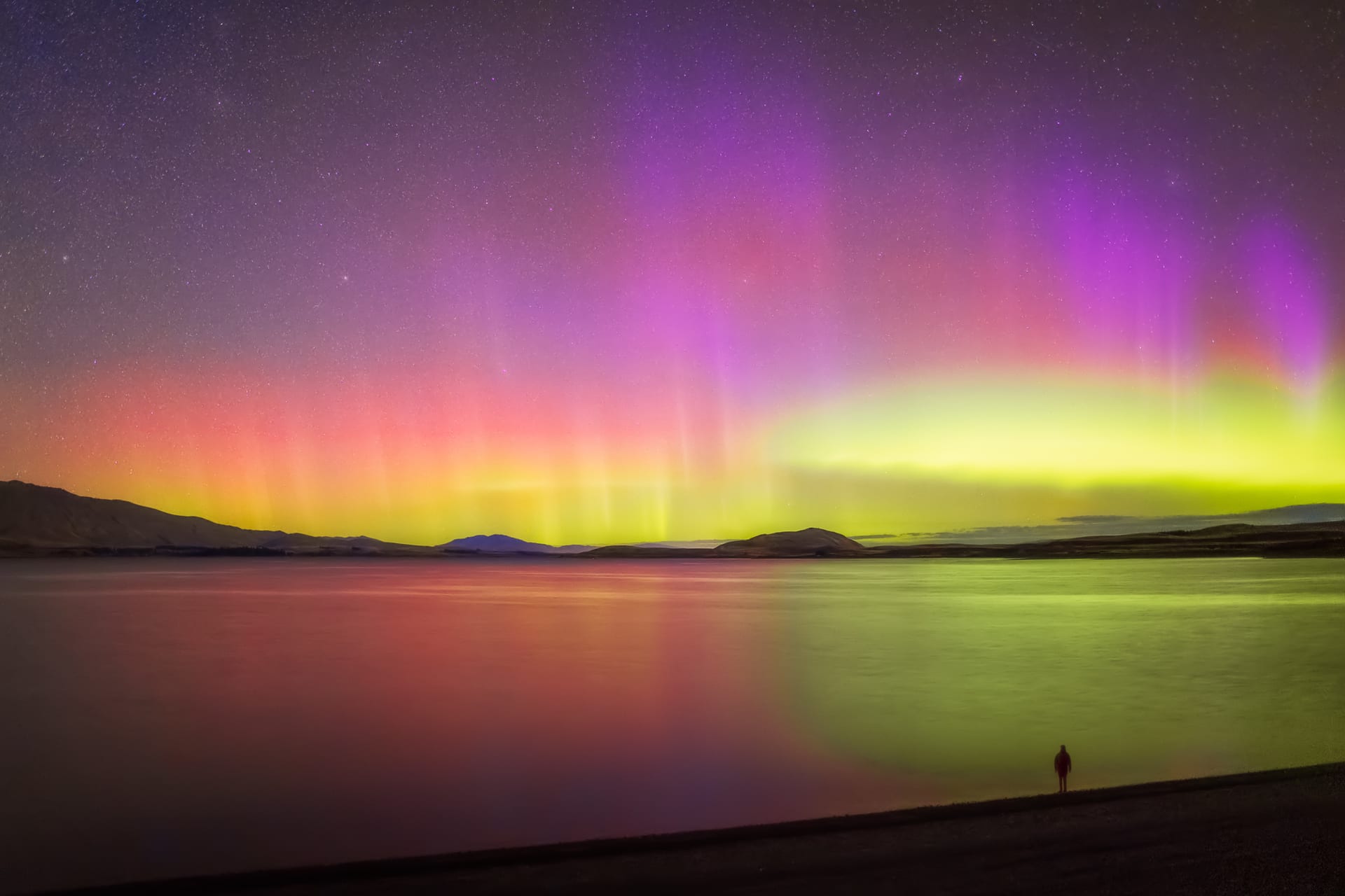 Aurora-Australis-New-Zealand-lake.jpg