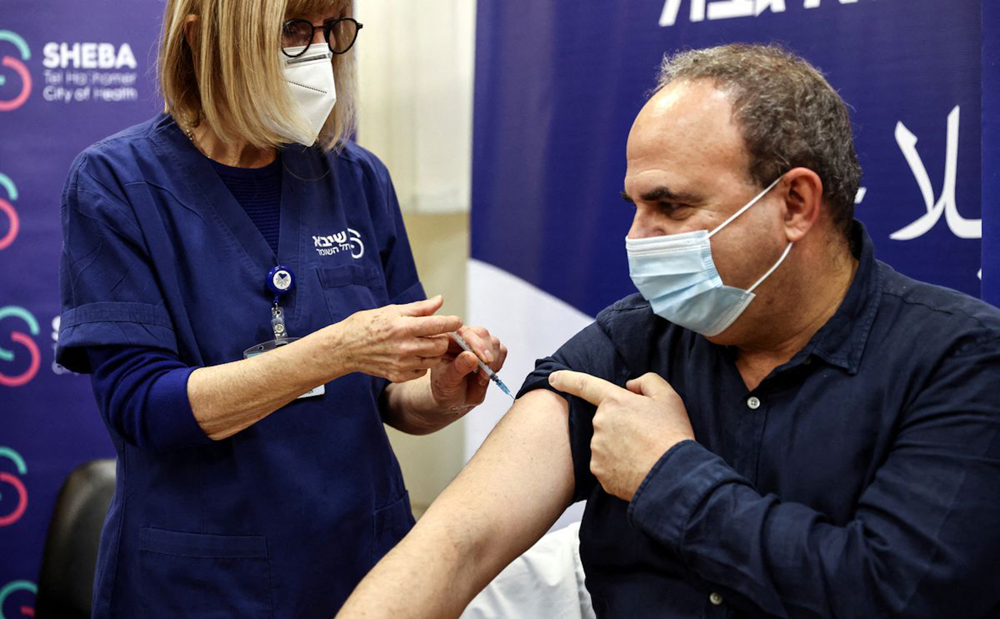 Israel là quốc gia đầu tiên phê duyệt liều vaccine thứ 4