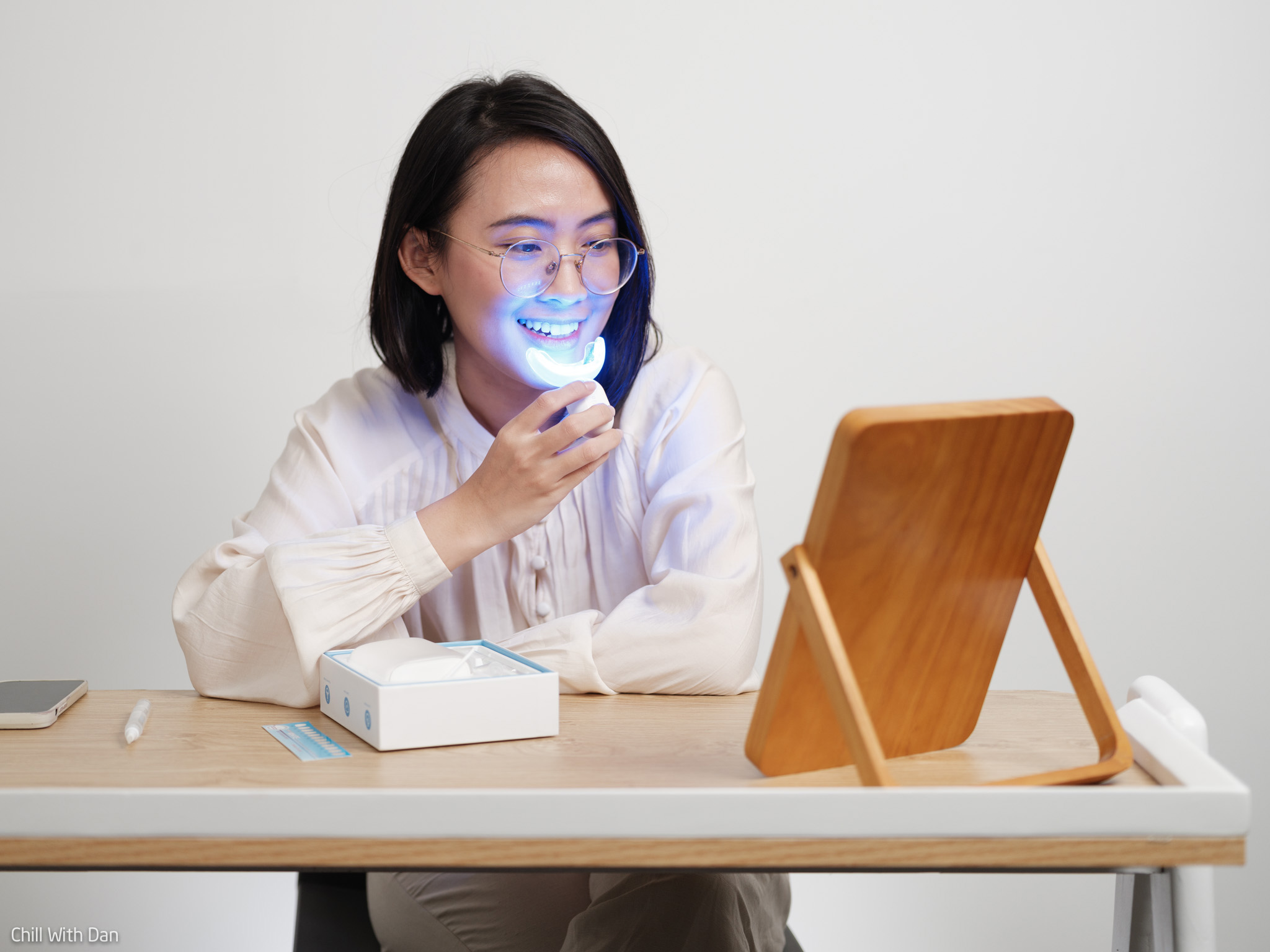Các lưu ý và cách bảo quản máy làm trắng răng Halio Blue Light Professional Teeth Whitening Enhancer.