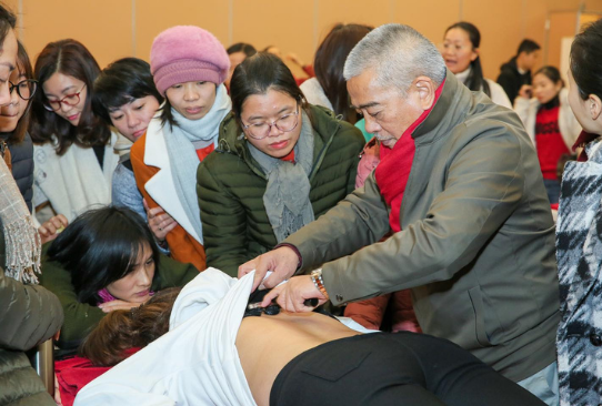 Giải pháp nào khác Lão nhà quê Nguyễn Trọng Hùng đưa ra để giúp người bệnh xương khớp cải thiện tình trạng sức khỏe?
