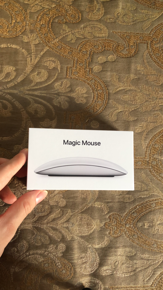 Hâm mộ cách sạc độc đáo của Magic Mouse 2 nên đi tậu luôn 1 em. Ưng nhất là được tặng 1 cáp C to Li