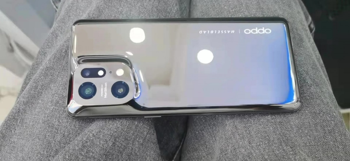 Hình ảnh thực tế OPPO Find X5 Pro với mặt lưng kính?