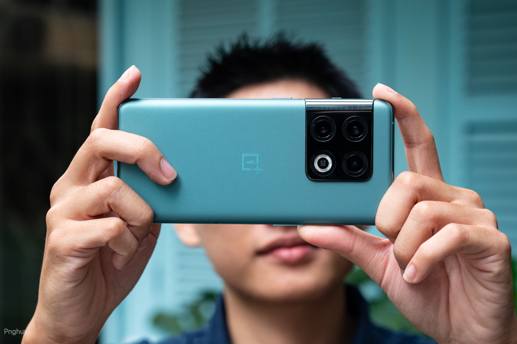 Trên tay OnePlus 10 Pro: Cụm camera nổi bật với màu xanh Emerald Forest rất đẹp, cấu hình đụng nóc