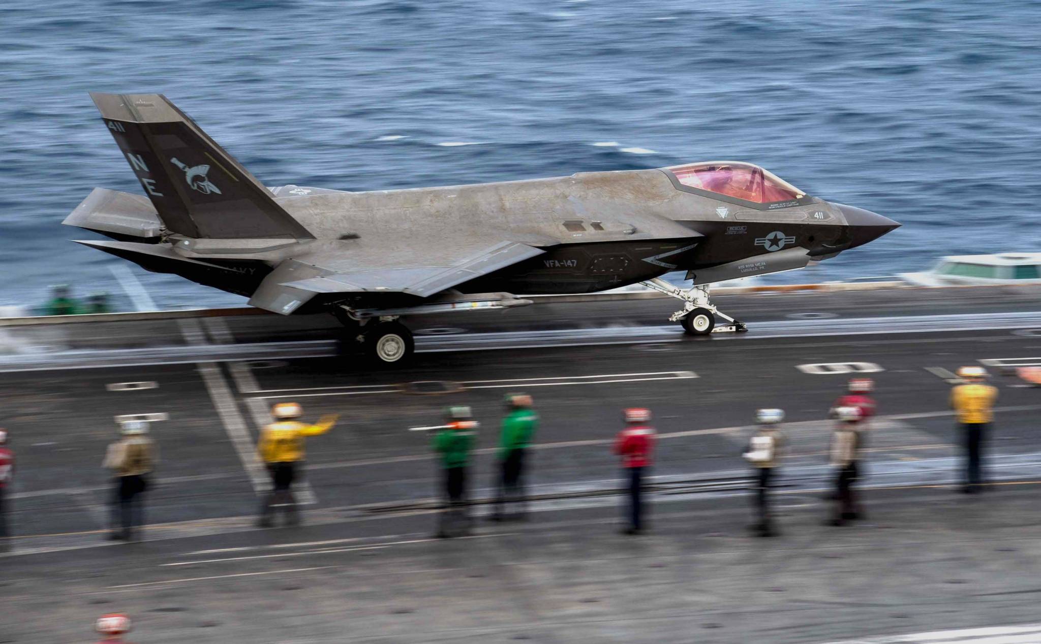 Hải quân Hoa Kỳ đang chạy đua với thời gian để trục vớt F-35 vừa rơi ở biển Đông