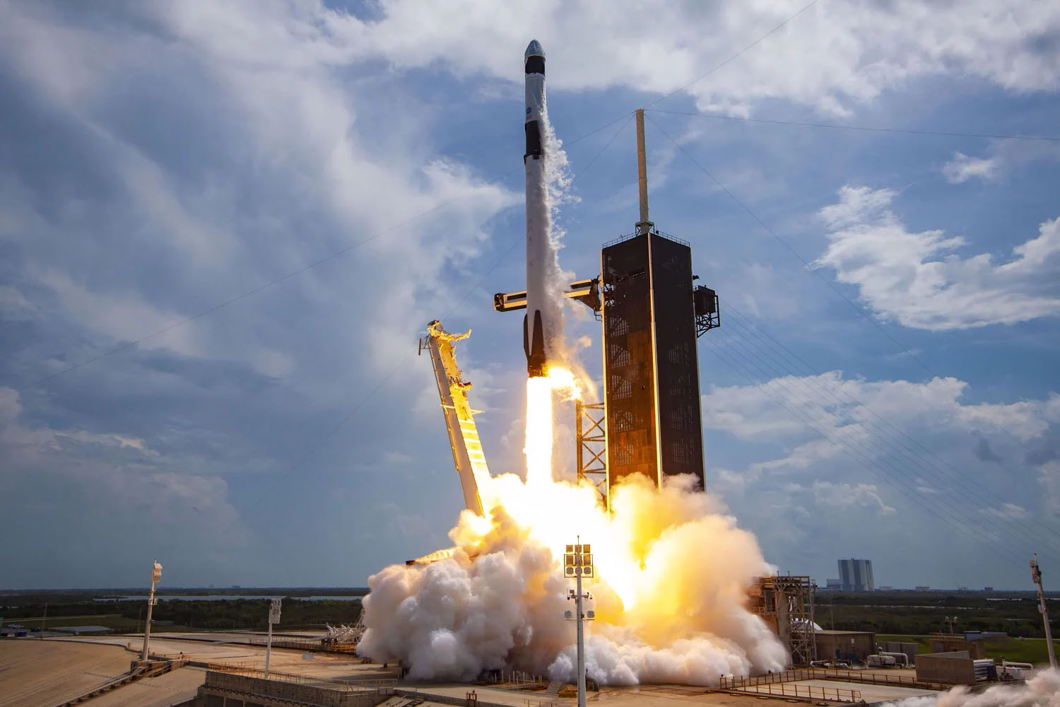 SpaceX hủy phóng tên lửa Falcon 9 đột ngột vì có con tàu du lịch đi vào vùng nguy hiểm