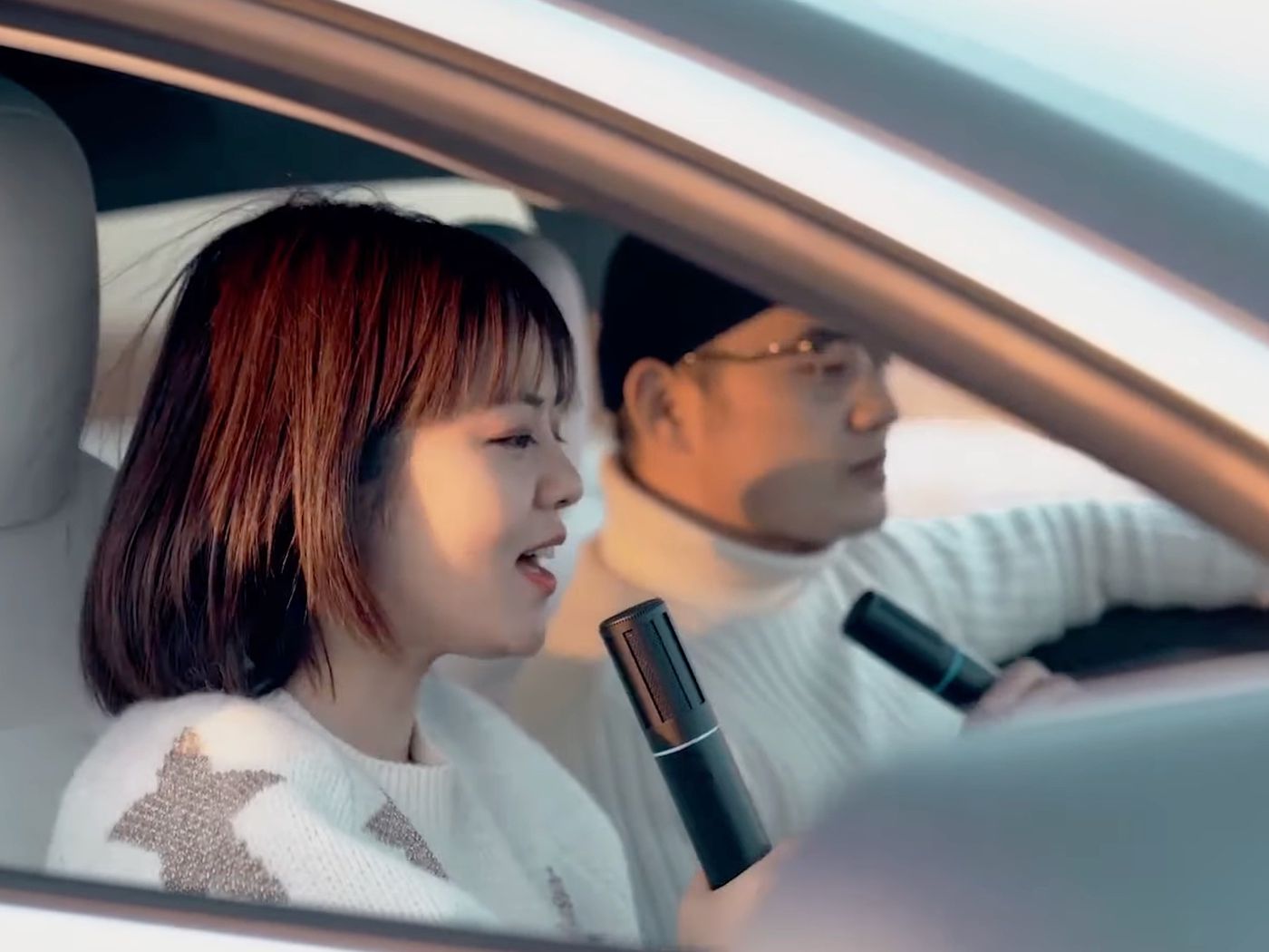 Tesla Trung Quốc bán mic để hát karaoke trong xe
