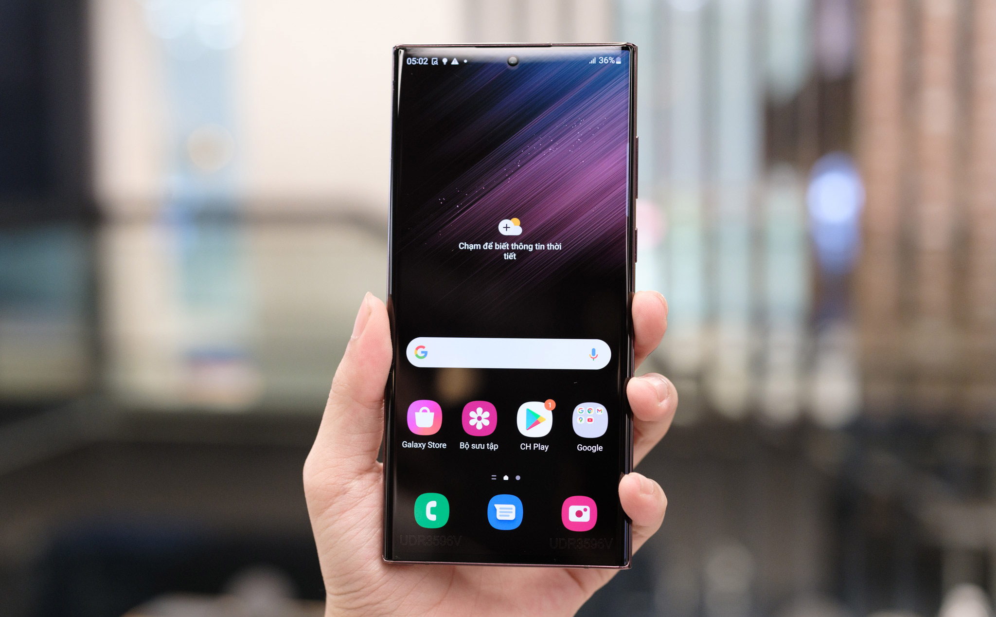 Hình nền mặc định trên Samsung Galaxy S22 là tiền đề cho sự tinh tế và đẳng cấp. Bức ảnh đơn giản nhưng tinh tế này sẽ giúp cho điện thoại của bạn trở nên sang trọng và thanh lịch. Hãy làm mới điện thoại của bạn ngay hôm nay với hình nền đẹp nhất và giải trí mỗi khi mở khóa điện thoại.