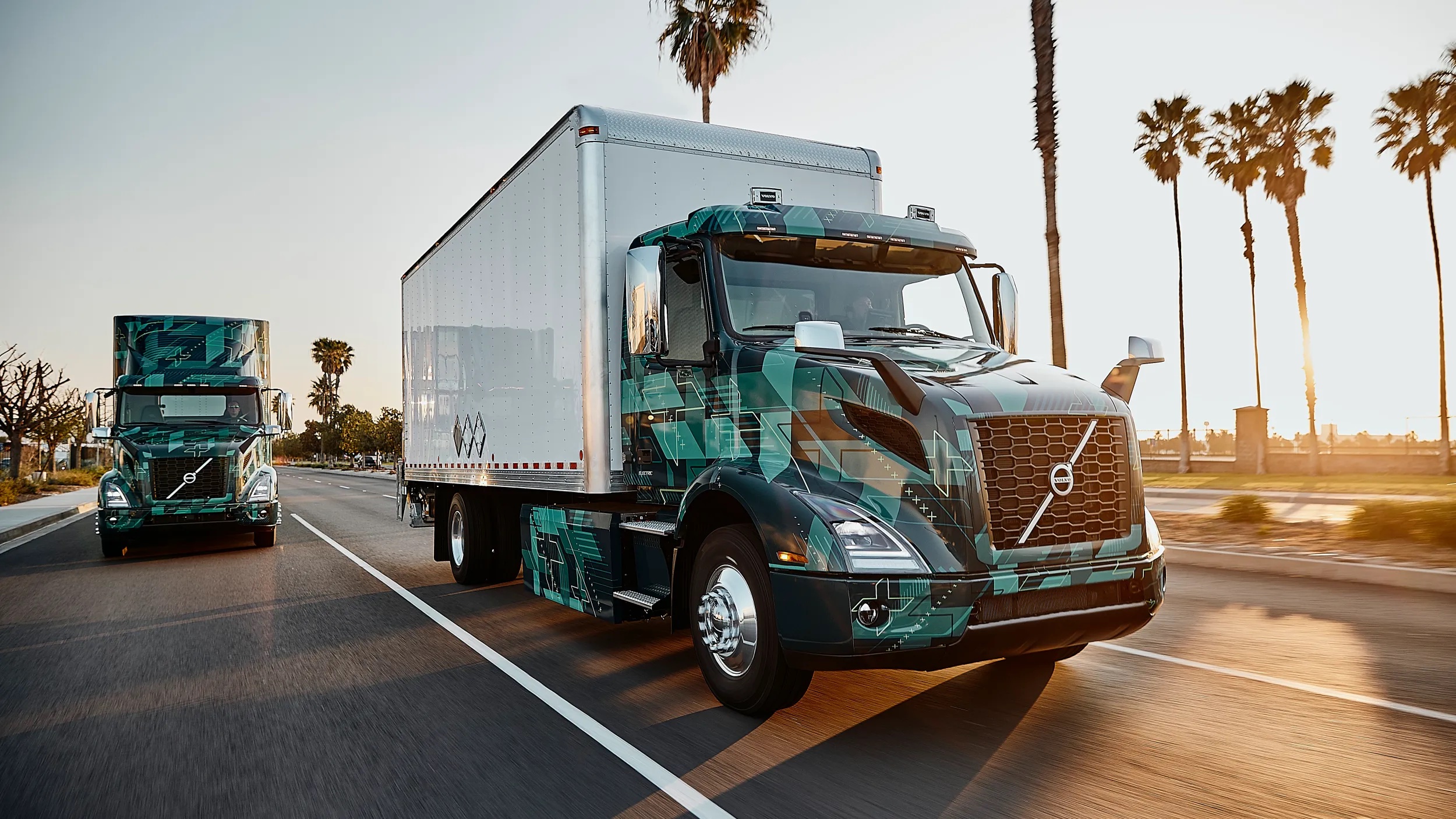 Volvo ra mắt xe tải & đầu kéo chạy điện mới, đi được 440km mỗi lần sạc, hỗ trợ sạc nhanh