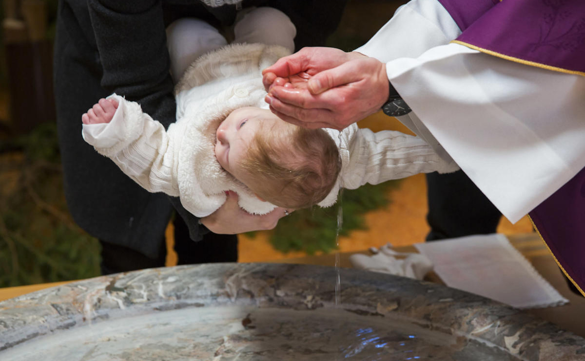 Linh mục đọc sai danh xưng suốt 26 năm, hàng nghìn người có thể phải làm lễ rửa tội lại