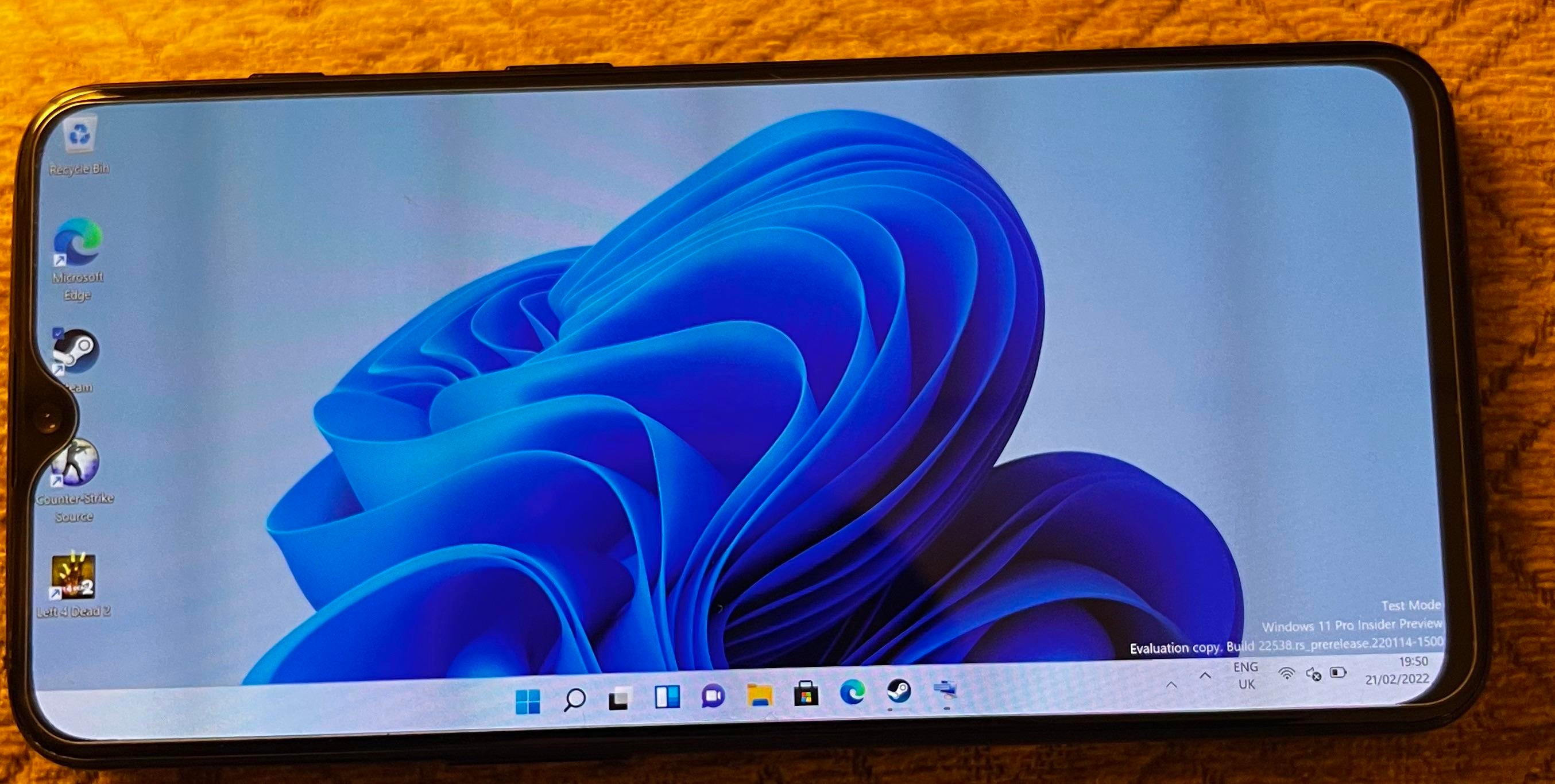 Hình ảnh Windows 11 chạy trên OnePlus 6T